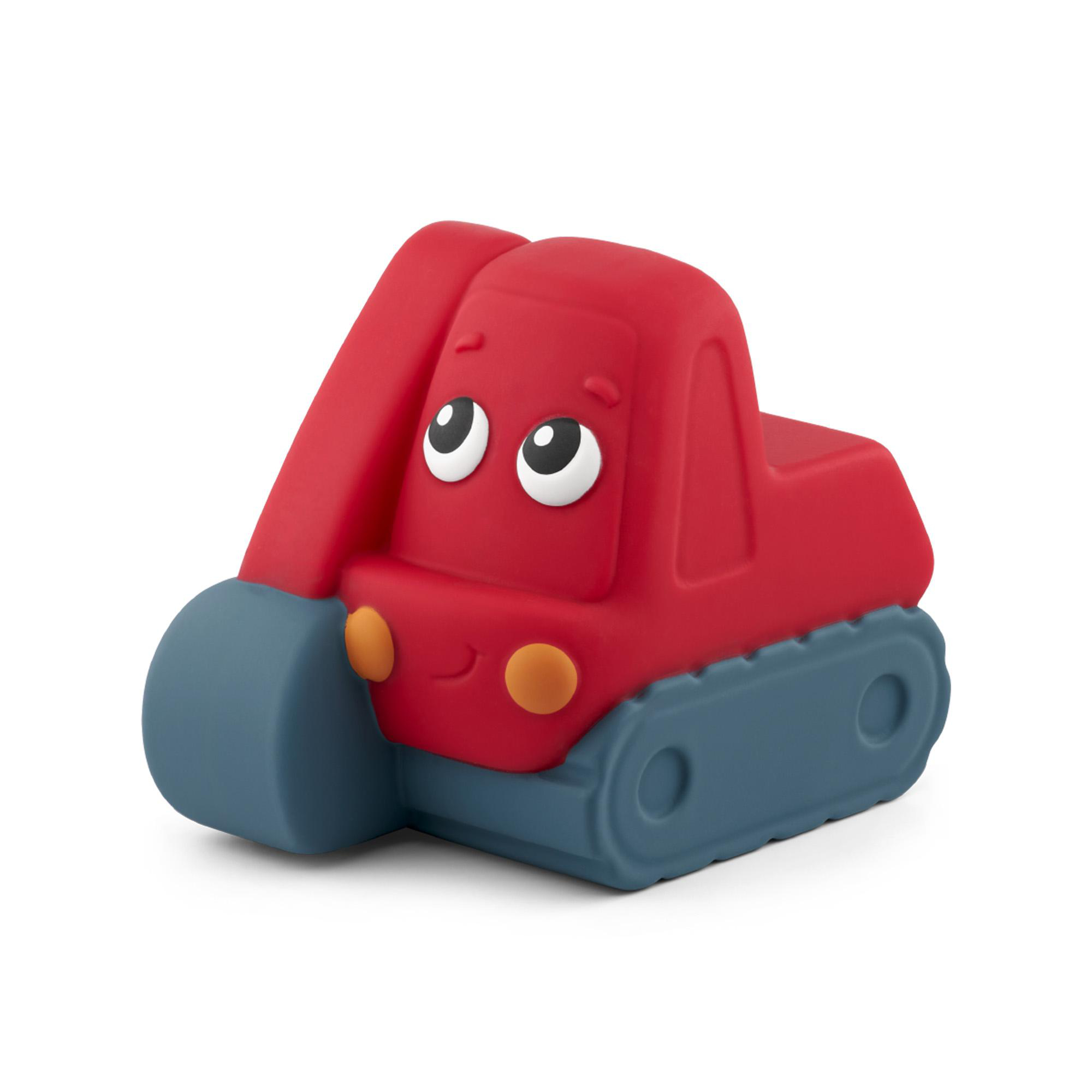 Ein rotes Spielzeug-Fahrzeug mit Augen und blauen Ketten steht auf weißem Grund.