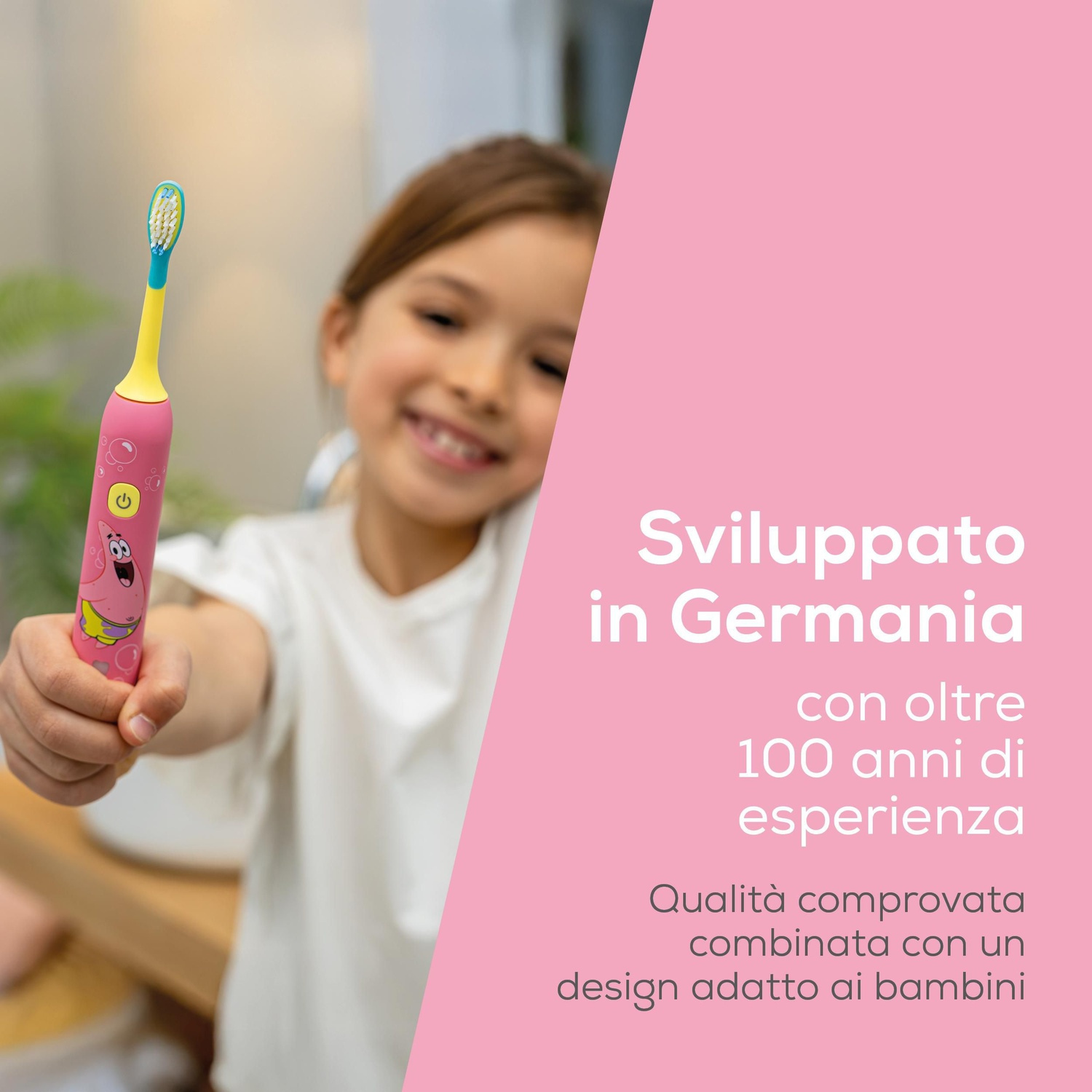 Una bambina sorride tenendo uno spazzolino elettrico rosa per bambini con grafica.