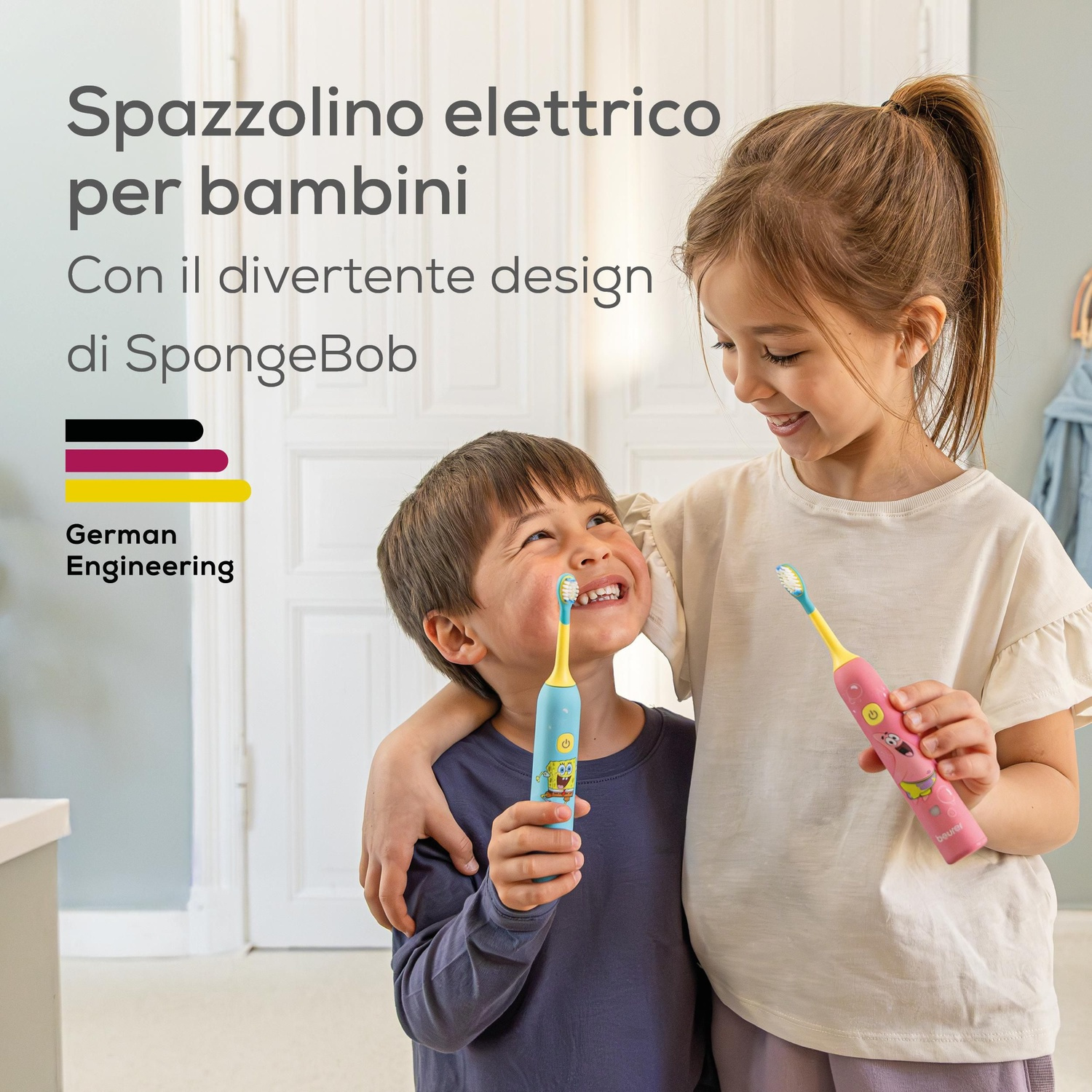 Due bambini sorridenti tengono spazzolini elettrici colorati con design di SpongeBob.