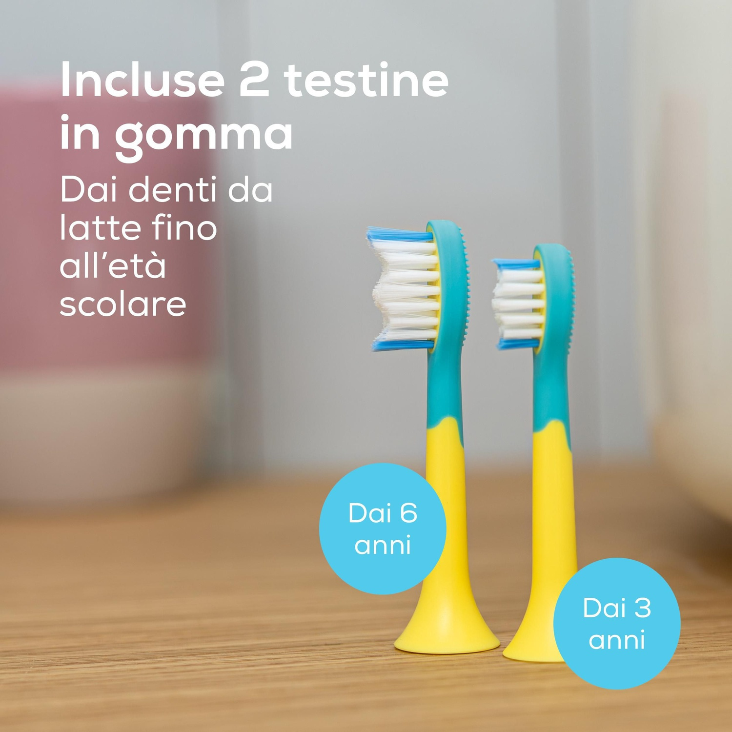 Due spazzolini per bambini gialli e turchesi con setole blu e bianche su una superficie di legno.