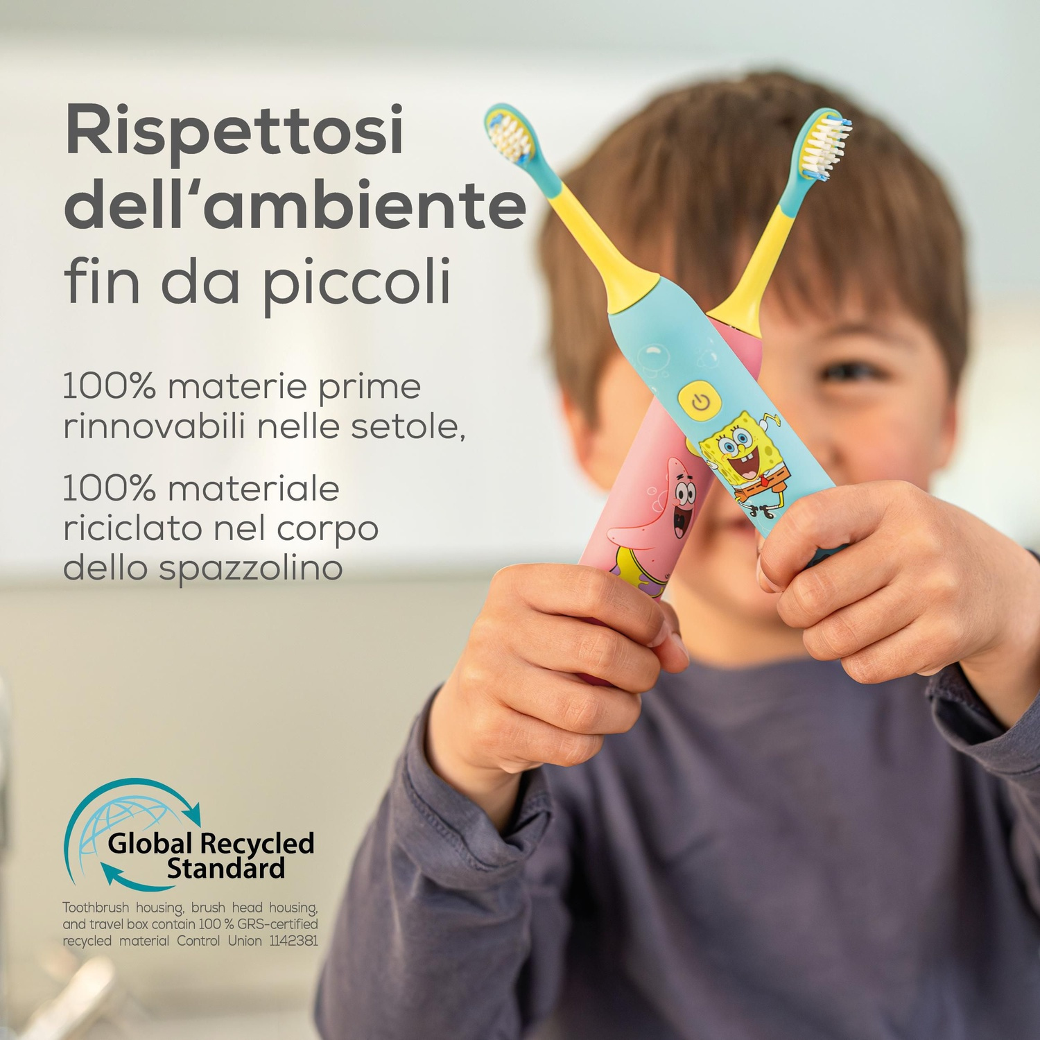 Un bambino tiene due spazzolini colorati per bambini con SpongeBob e Patrick, e testo in italiano.