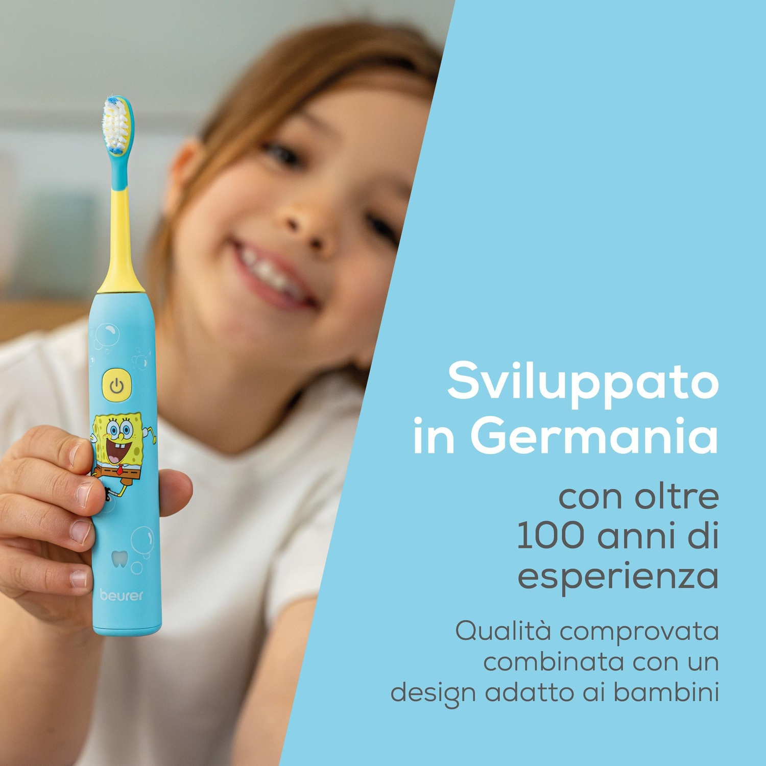 Una bambina sorridente mostra uno spazzolino elettrico di Spongebob su sfondo azzurro.