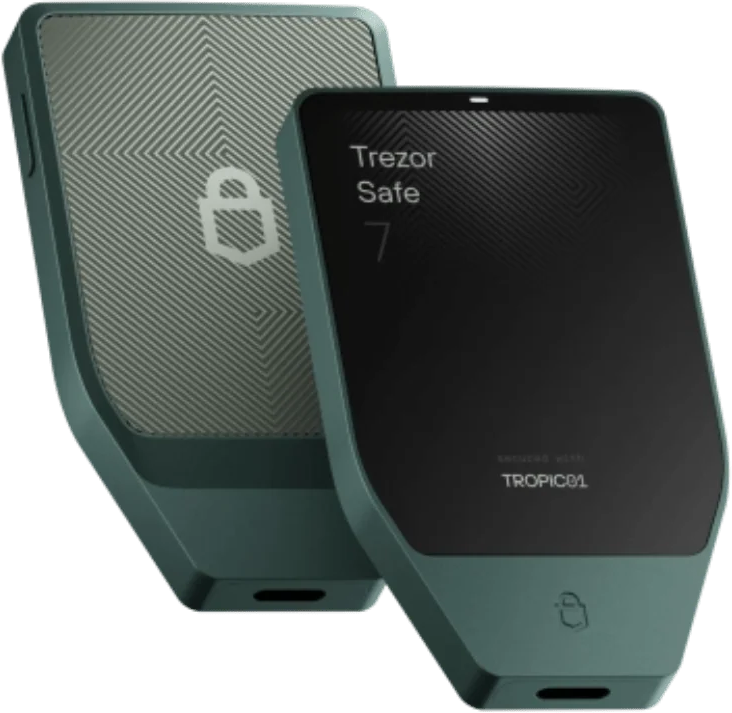 Zwei grüne Trezor Safe 7 Hardware-Wallets vor schwarzem Hintergrund, eines zeigt den Bildschirm, das andere die Rückseite.