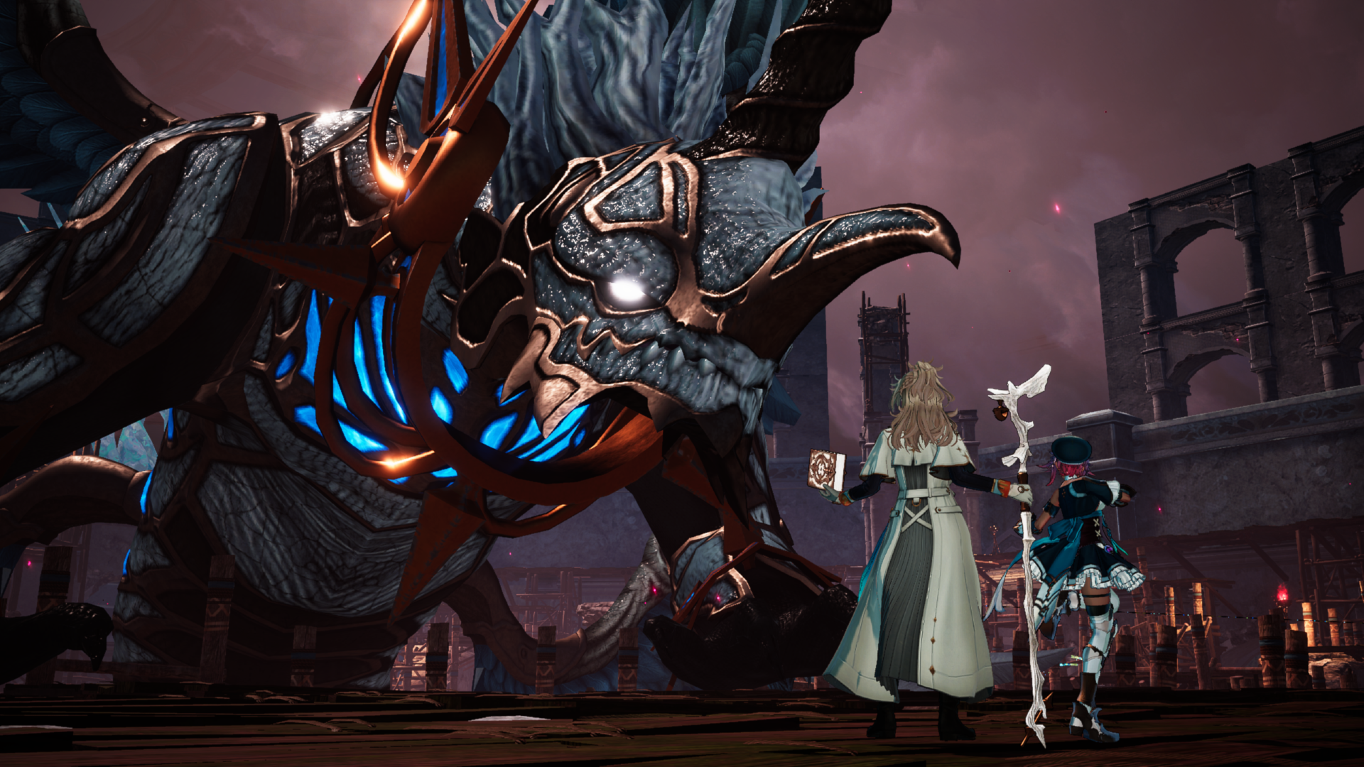 Dos personajes se enfrentan a un monstruo gigante y acorazado con brillo azul en un escenario oscuro.