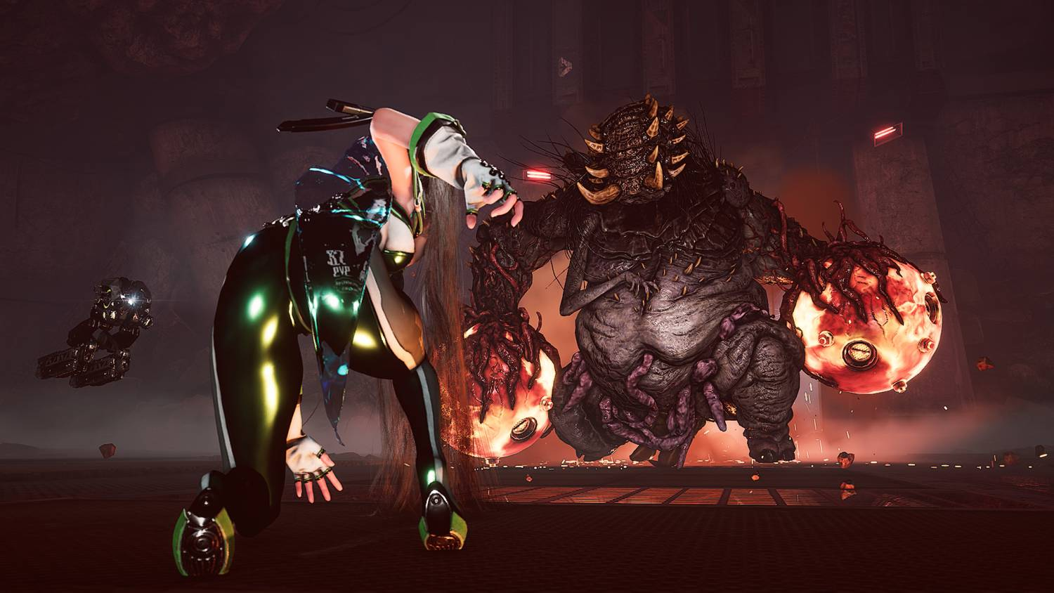 Una luchadora futurista con cabello largo y traje verde combate a un monstruo enorme y carnoso en un cuarto oscuro.
