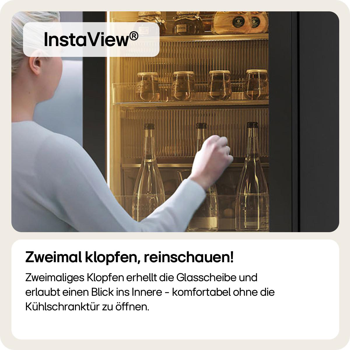 Eine Person blickt in einen beleuchteten Kühlschrank mit Flaschen und Gläsern.