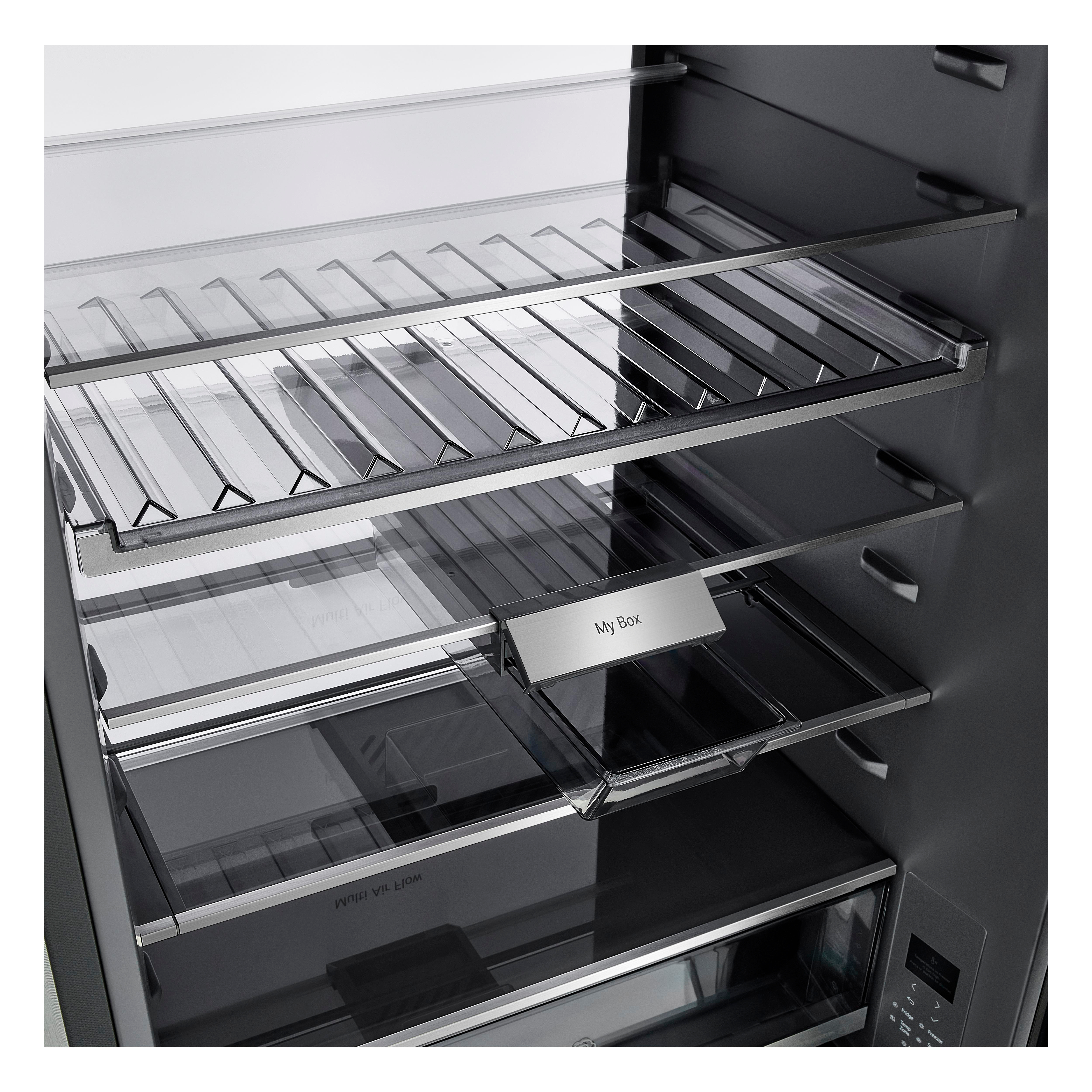 Das Innere eines modernen Kühlschranks mit Glasablagen und einer beschrifteten 'My Box' Schublade.