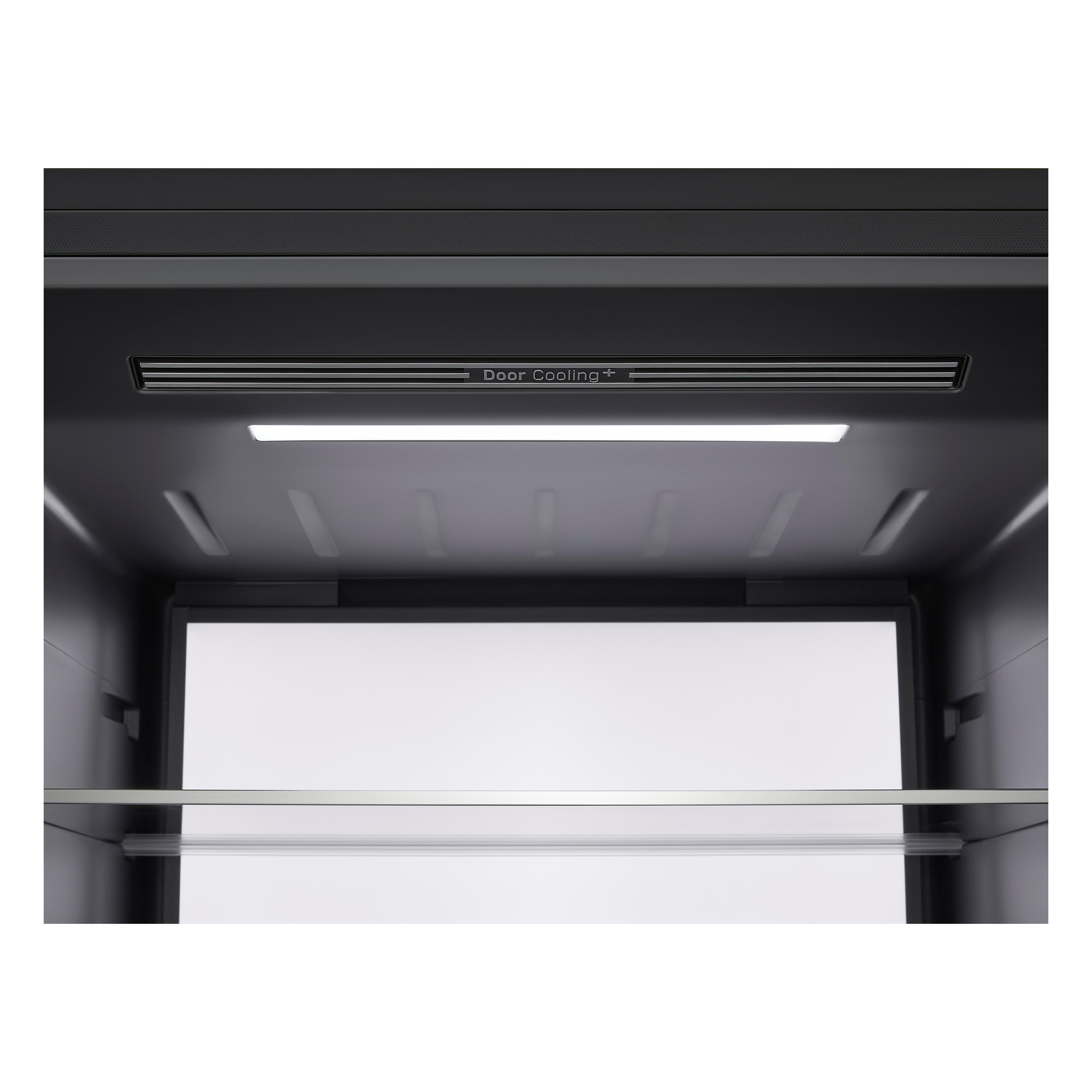 Innenraum eines dunklen Kühlschranks mit LED-Beleuchtung und DoorCooling+-Belüftung.