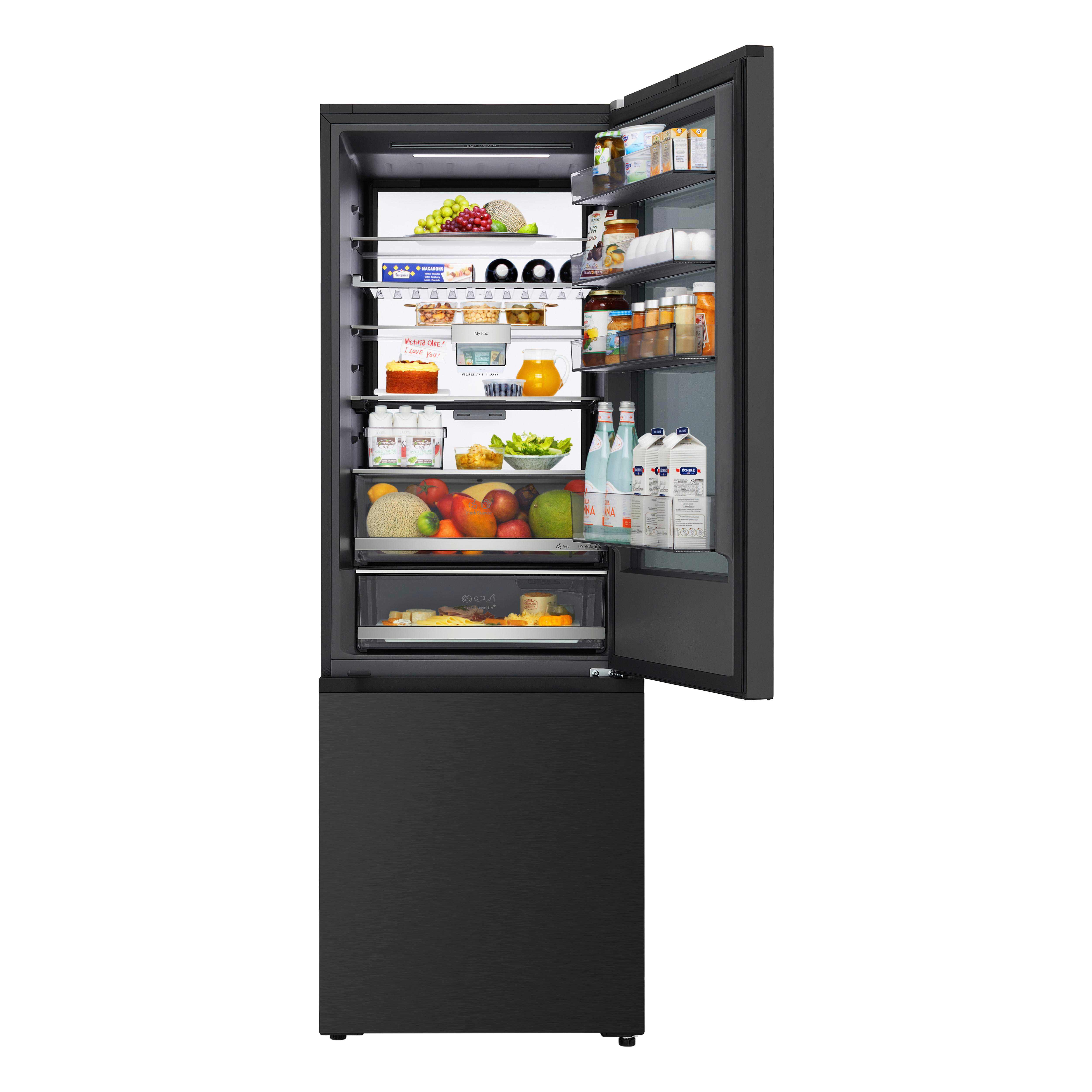 Ein schwarzer Kühlschrank mit geöffneter Tür, gefüllt mit frischem Obst, Getränken und Lebensmitteln in den Regalen.