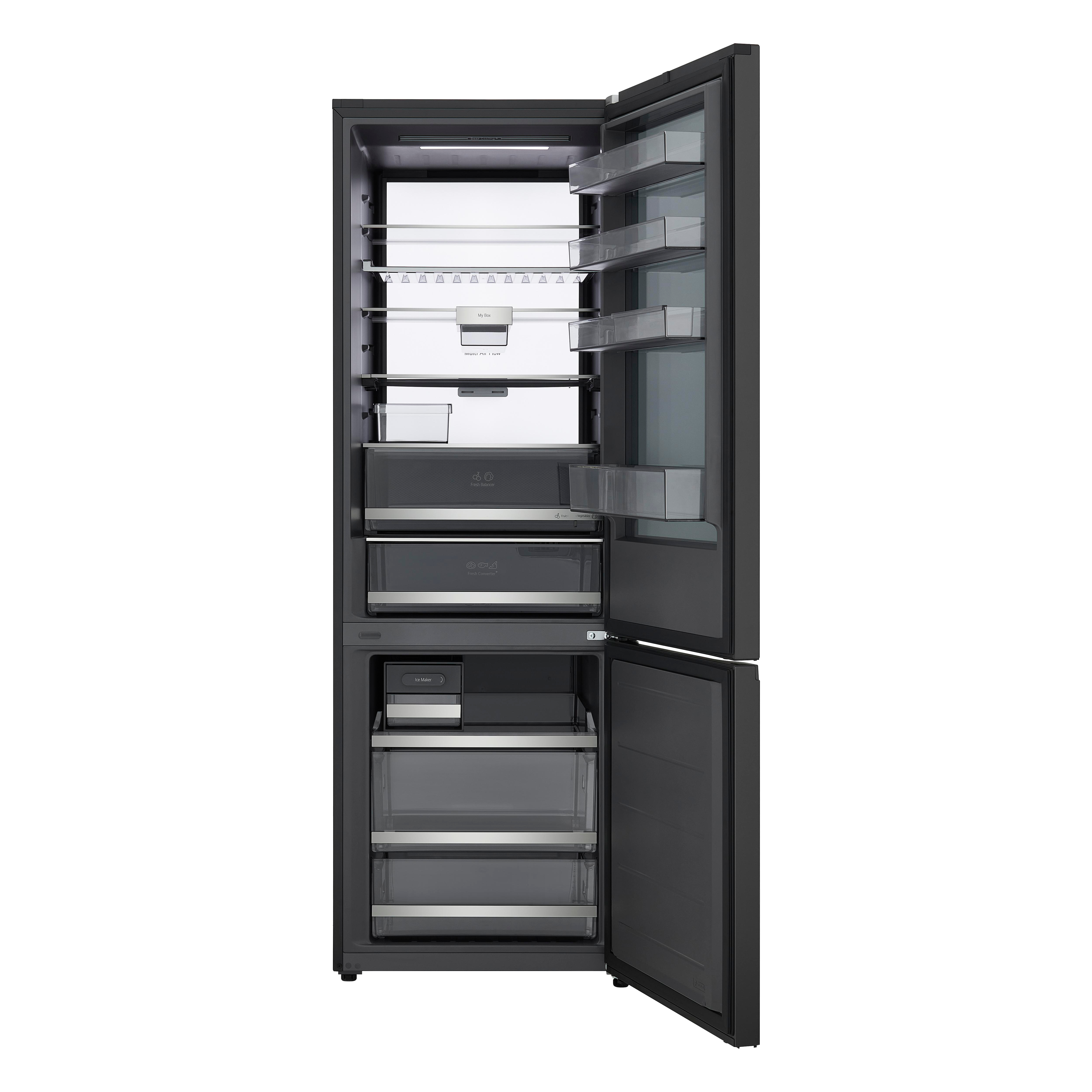 Ein schwarzer Kühlschrank mit geöffneten Türen, Glasregalen und durchsichtigen Schubladen auf weißem Grund.