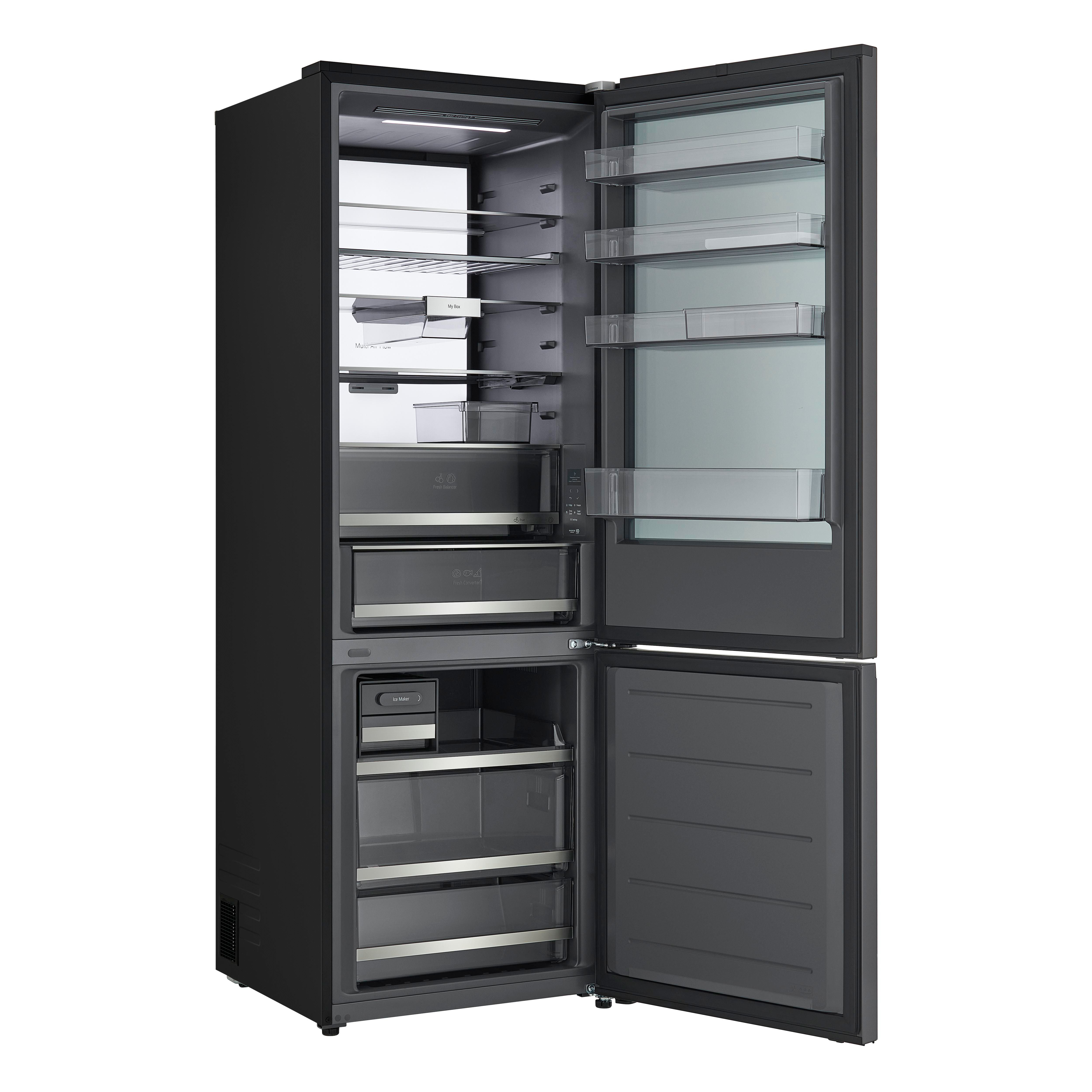 Schwarzer Kühlschrank mit geöffneten Türen, Glasböden und Schubladen im gut beleuchteten Innenraum.