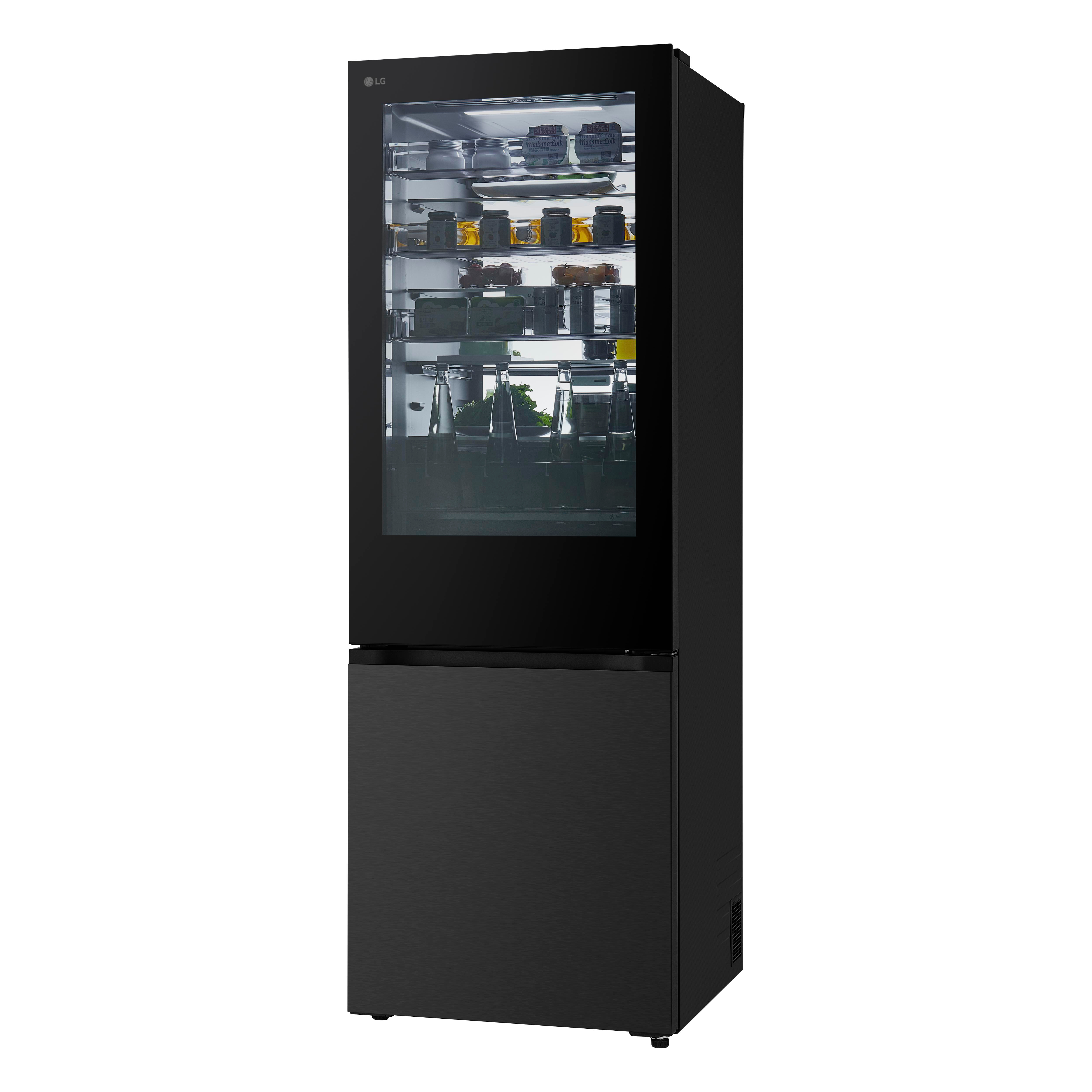 Schwarzer LG-Kühlschrank mit Glastür oben und Schublade unten, befüllt mit Lebensmitteln vor weißem Hintergrund.