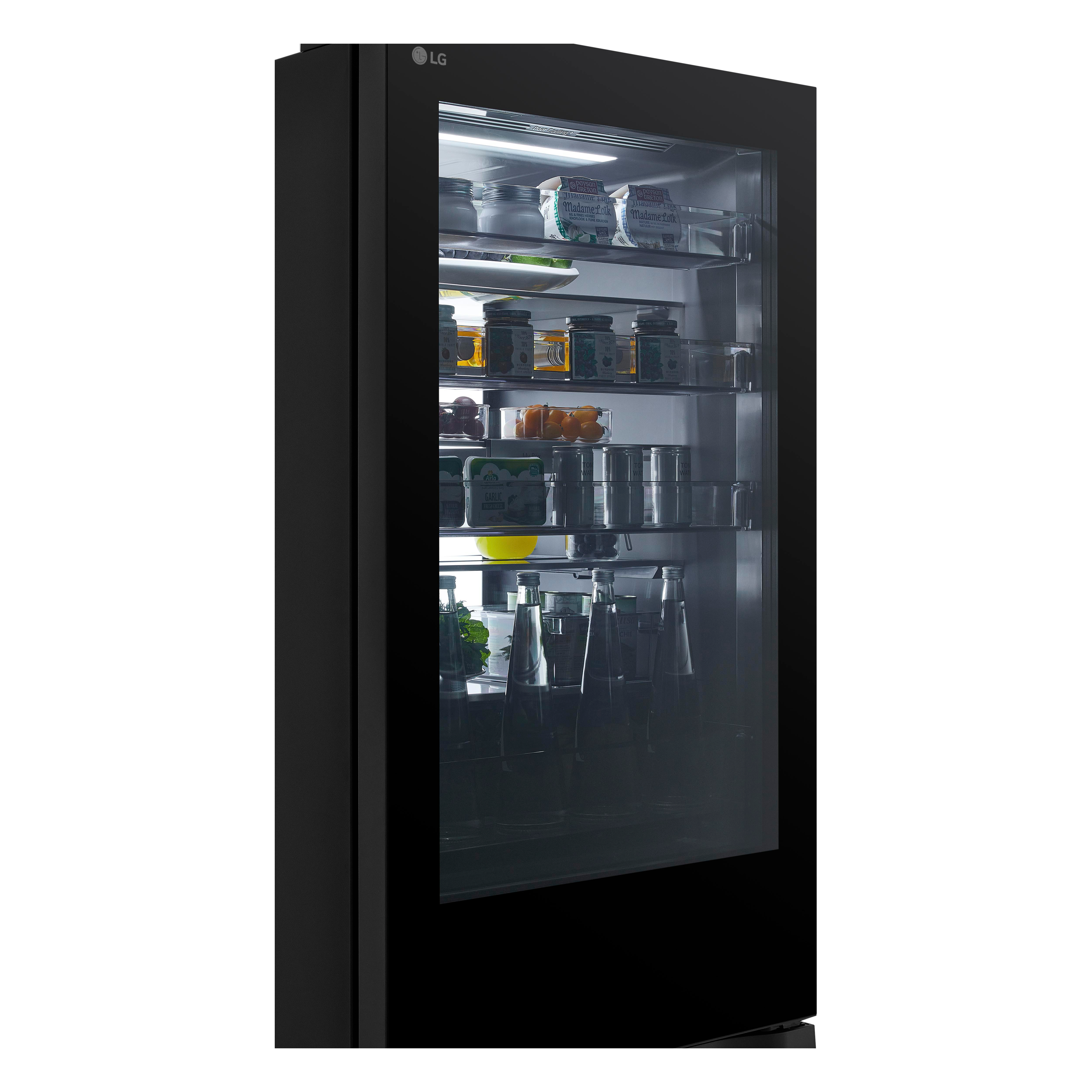 Ein schwarzer LG Kühlschrank mit Glastür zeigt beleuchtete Inneneinsätze mit Lebensmitteln und Flaschen.