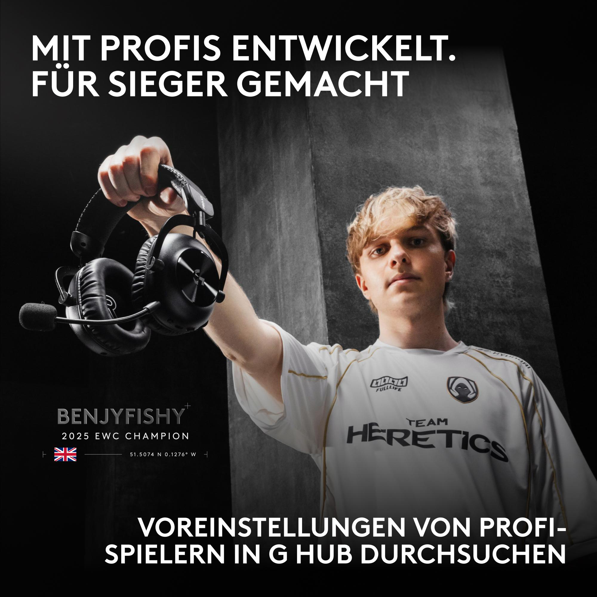 E-Sport-Spieler in weißem Team-Heretics-Trikot hebt stolz ein schwarzes Logitech-Gaming-Headset in die Höhe.