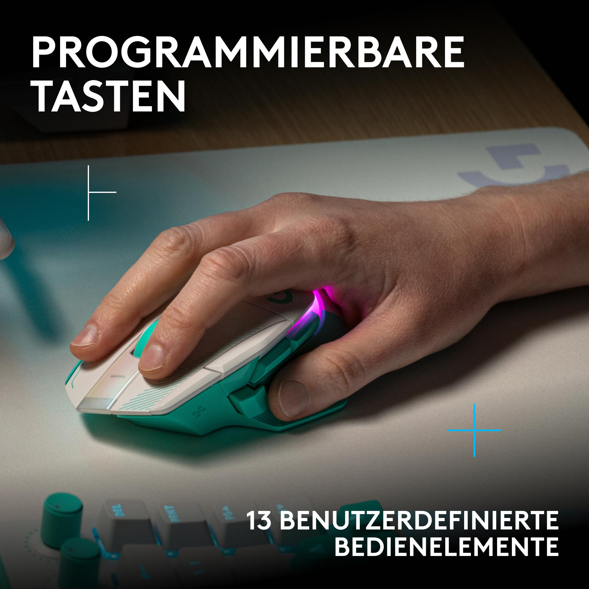 Hand bedient programmierbare weiße und türkise Gaming-Maus auf hellem Mauspad.