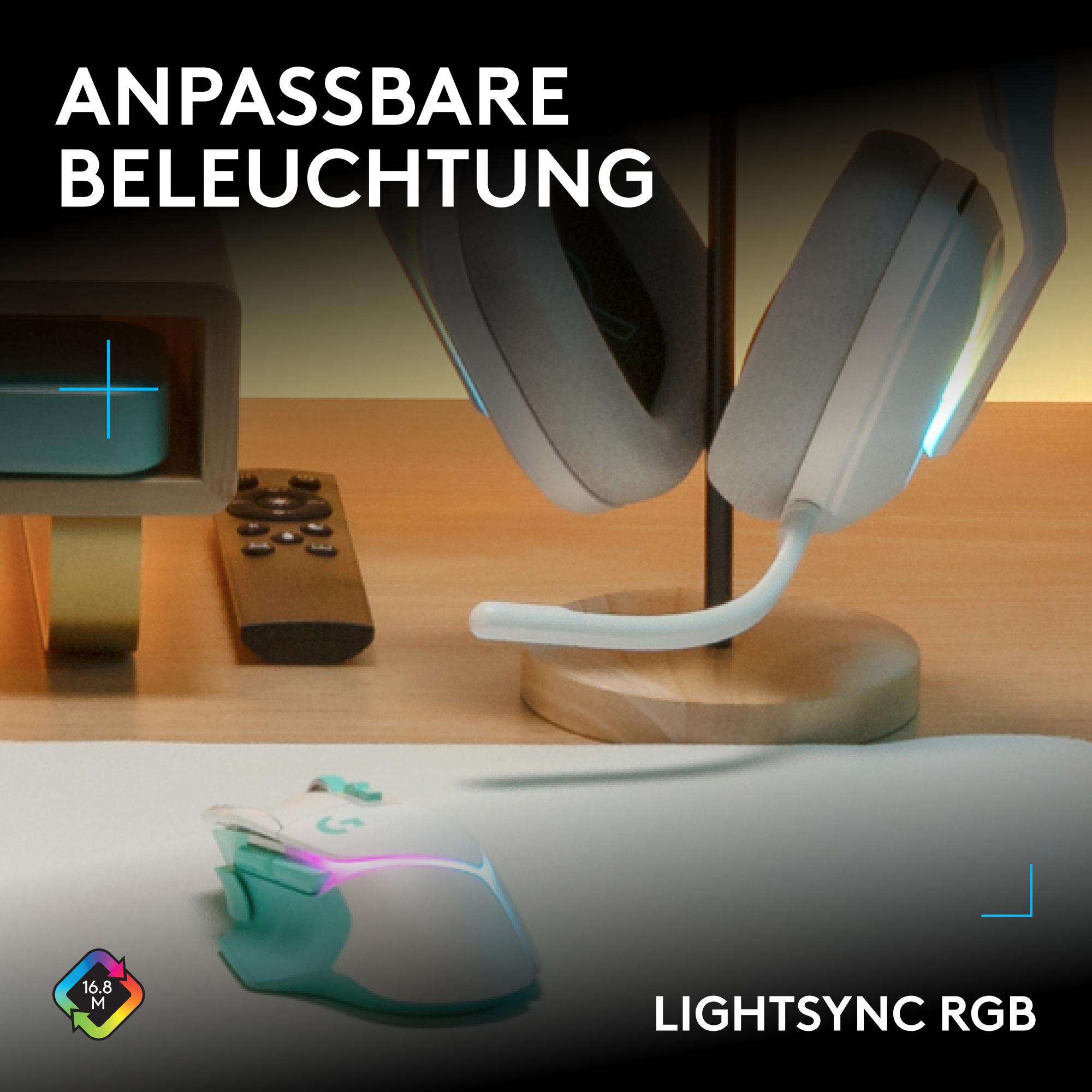 Weiße Gaming-Maus und Kopfhörer auf einem Schreibtisch mit RGB-Beleuchtung.