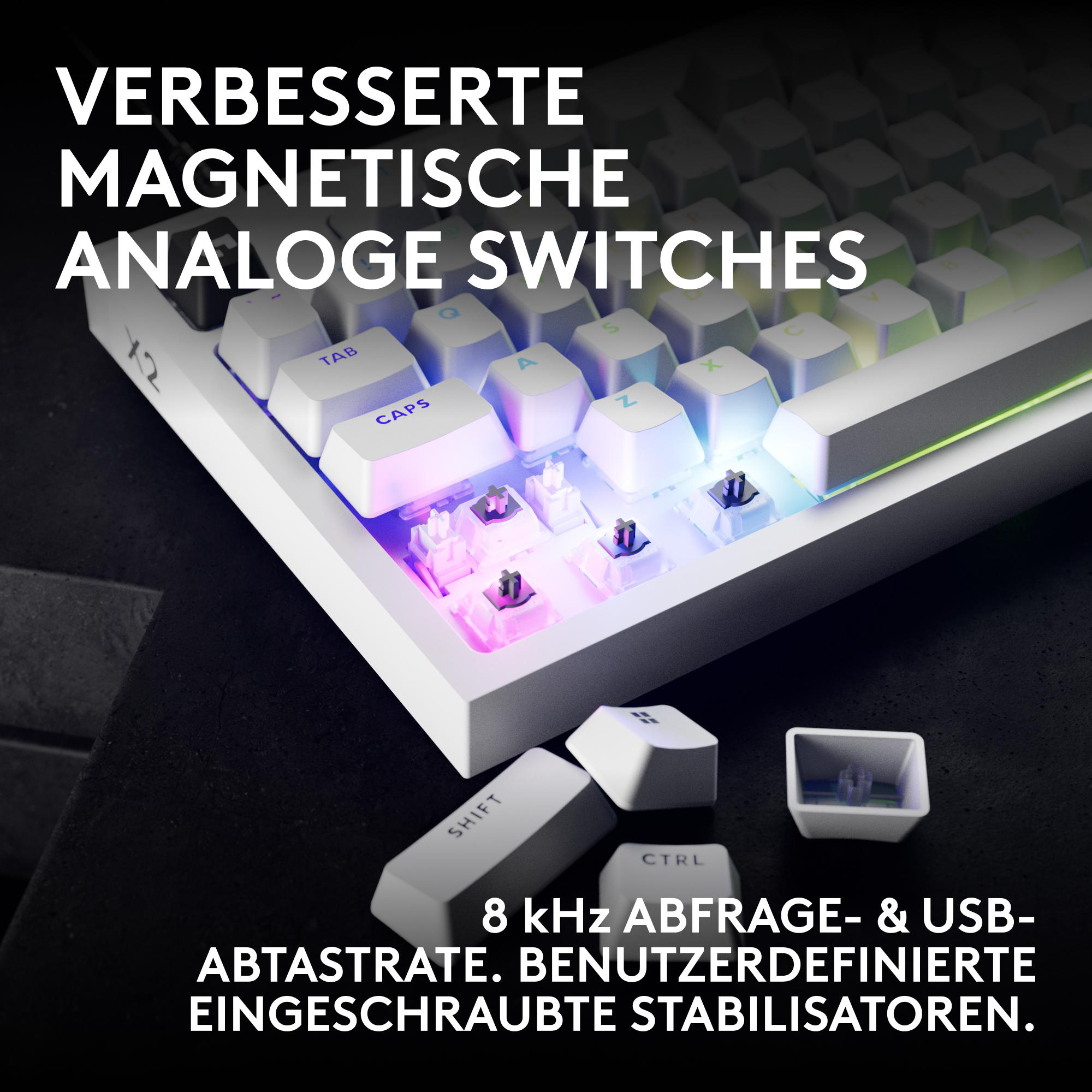 Weiße Gaming-Tastatur mit RGB-Beleuchtung, entfernten Tasten und deutschen Texten.