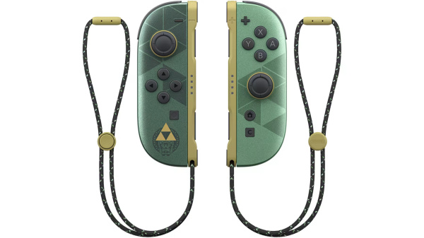 Zielone kontrolery Joy-Con Zelda ze złotymi akcentami i czarnymi paski.
