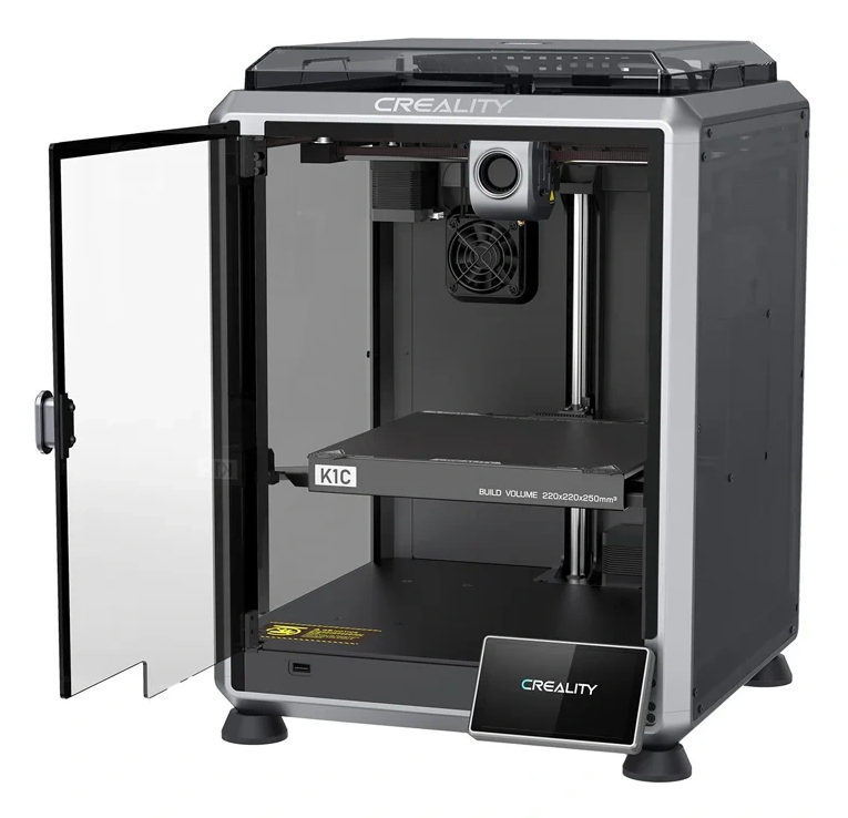 Drukarka 3D Creality K1C z zamkniętą komorą, otwartymi drzwiami szklanymi i ekranem dotykowym.