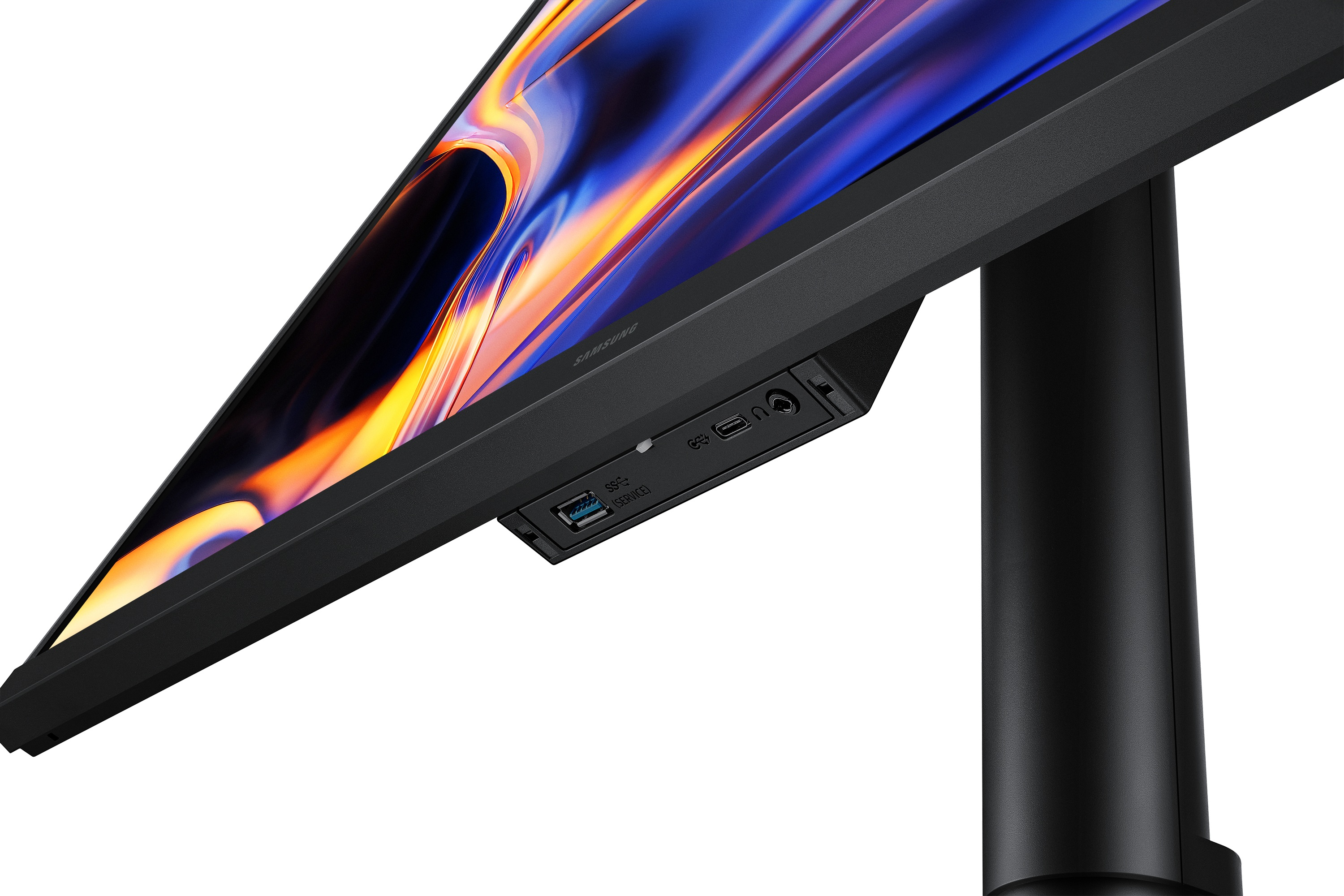 Widok od dołu monitora Samsung z kolorowym tłem i portami na spodzie.
