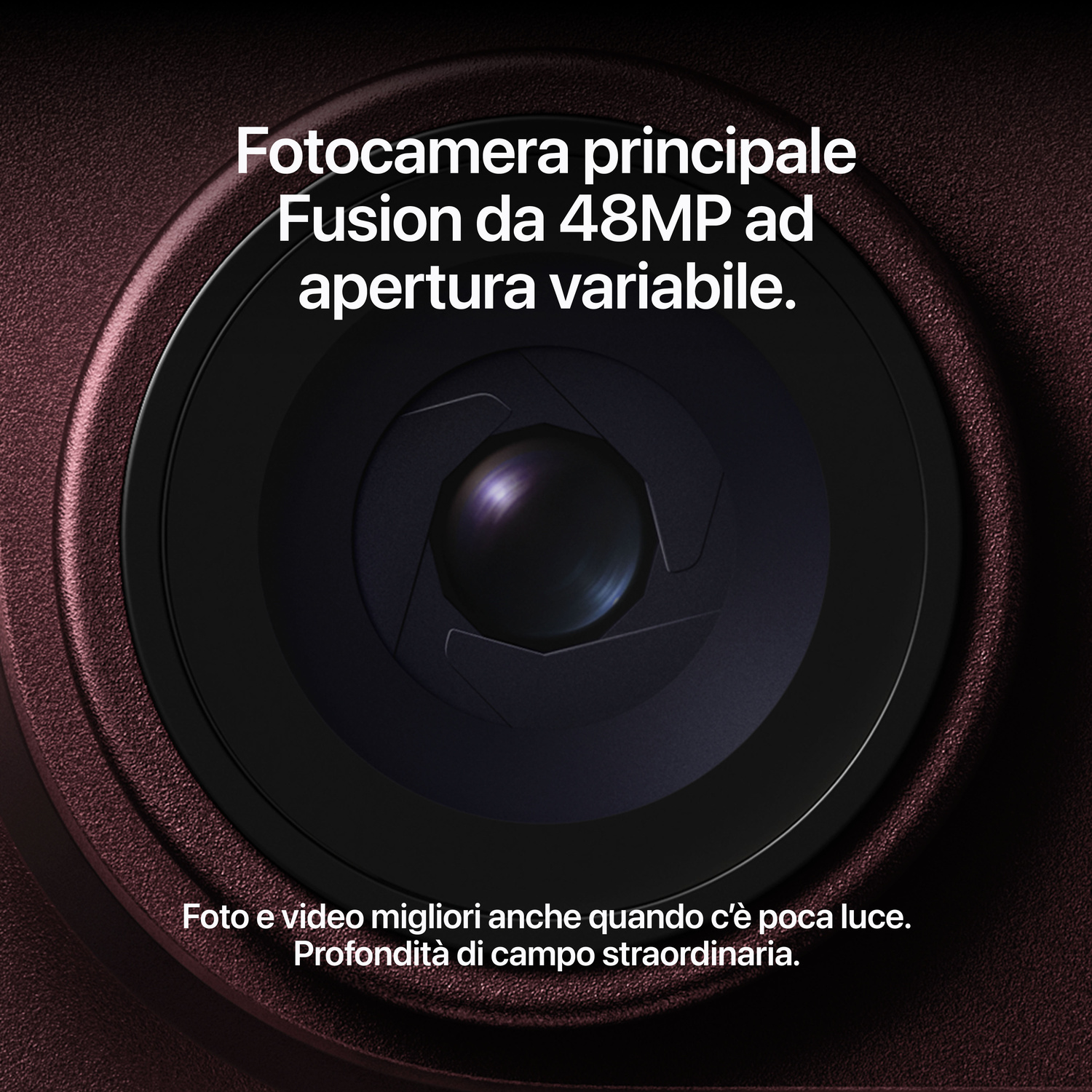 Primo piano di una fotocamera per smartphone con testo in italiano sulla fotocamera principale da 48MP.
