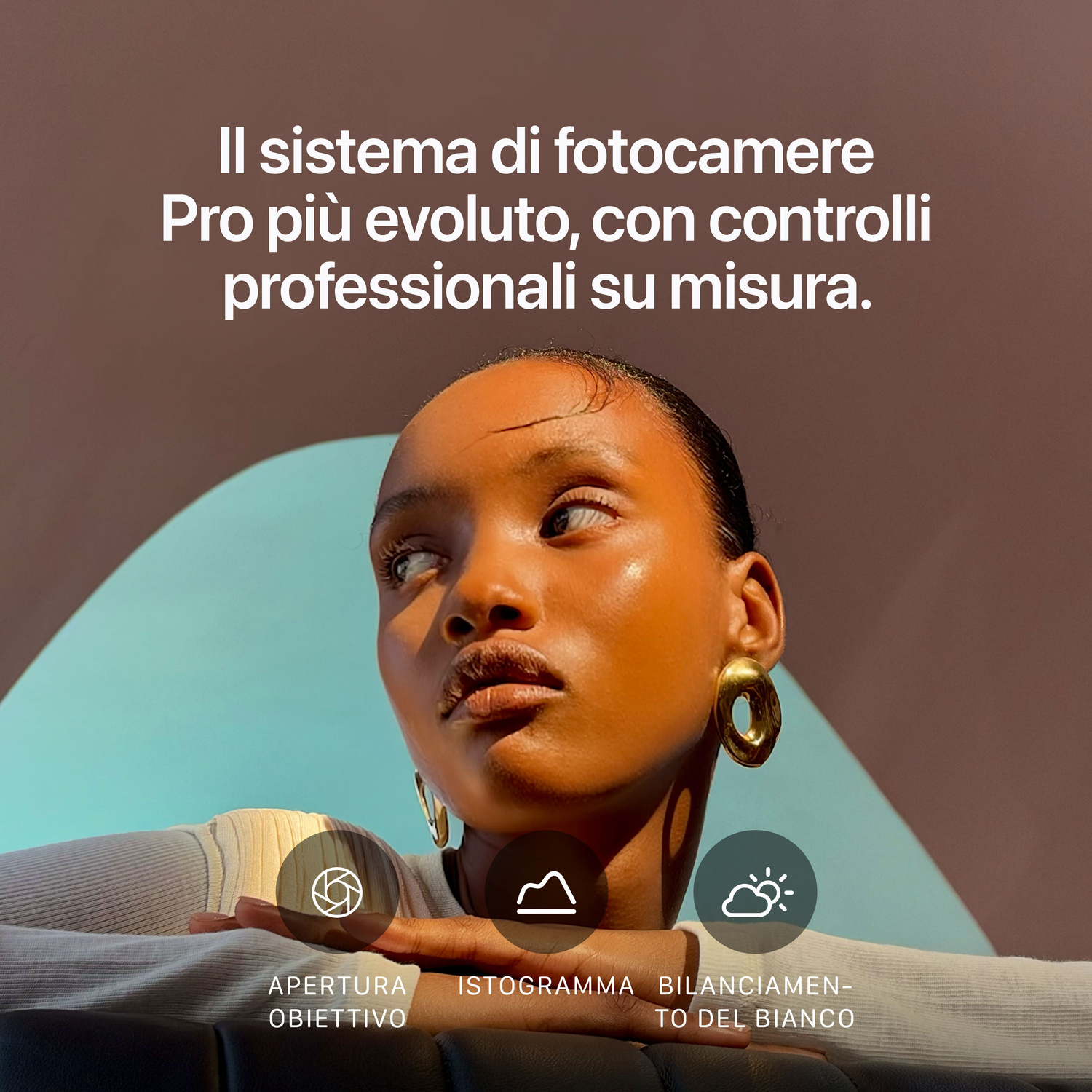 Ritratto di donna con orecchini dorati su sfondo blu e marrone con icone dell'interfaccia.