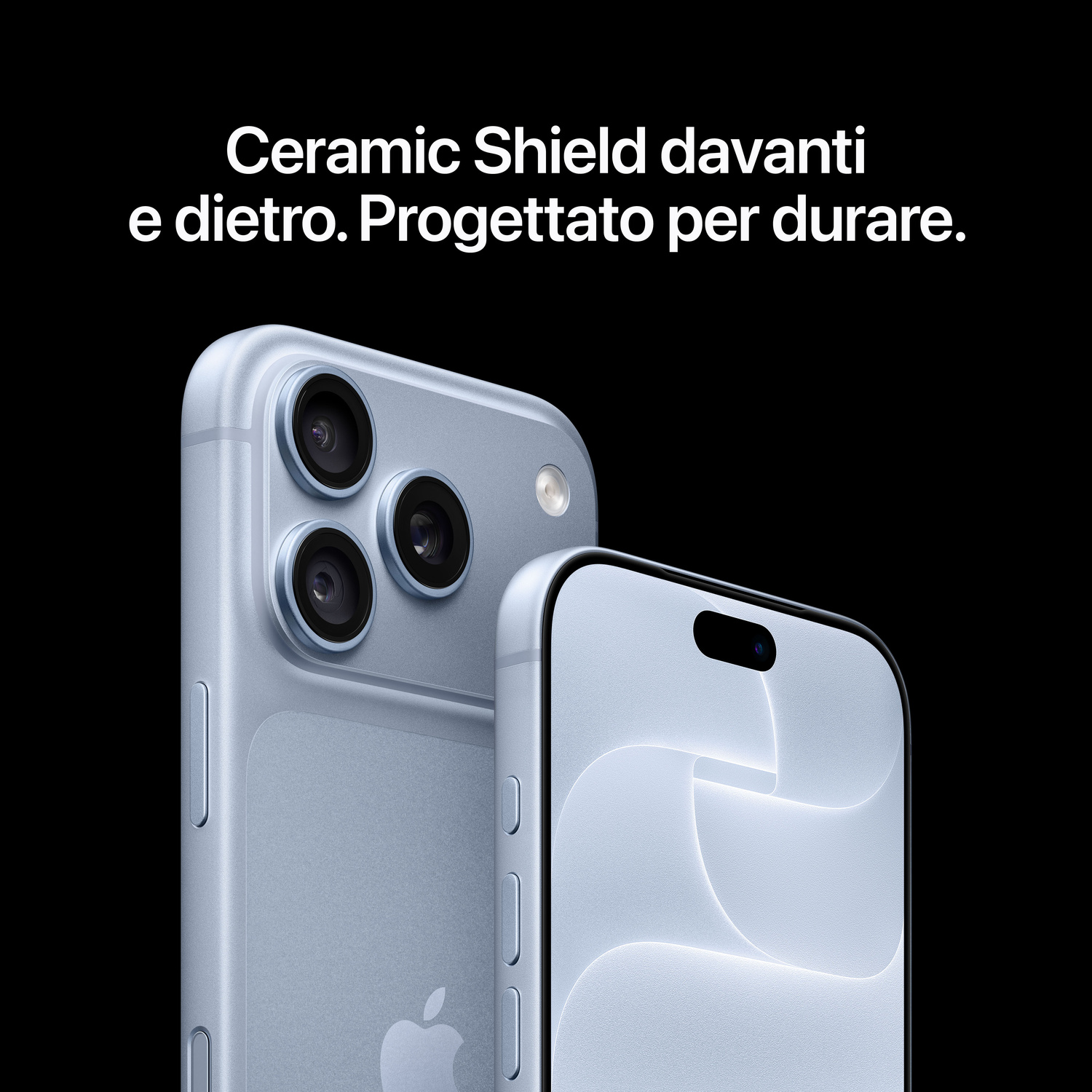 Due iPhone azzurri su sfondo nero, testo italiano sullo scudo in ceramica.