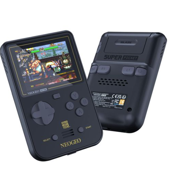 Zwei Ansichten der dunkelblauen Handheld-Konsole Super Pocket mit Bildschirm, Steuerung und Rückseite mit Schultertasten.