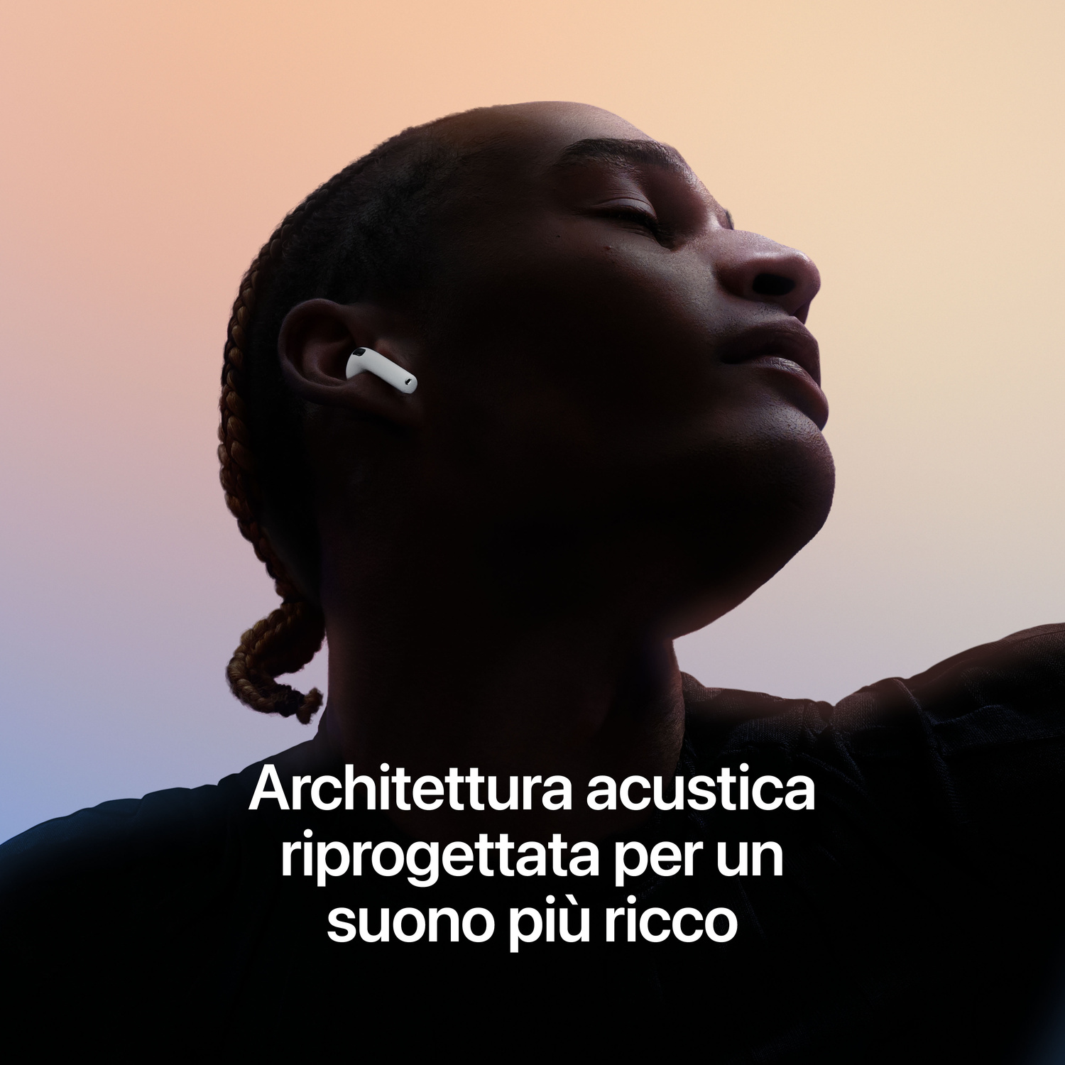 Profilo di una persona con un AirPod bianco nell'orecchio e occhi chiusi su sfondo arancione e blu.