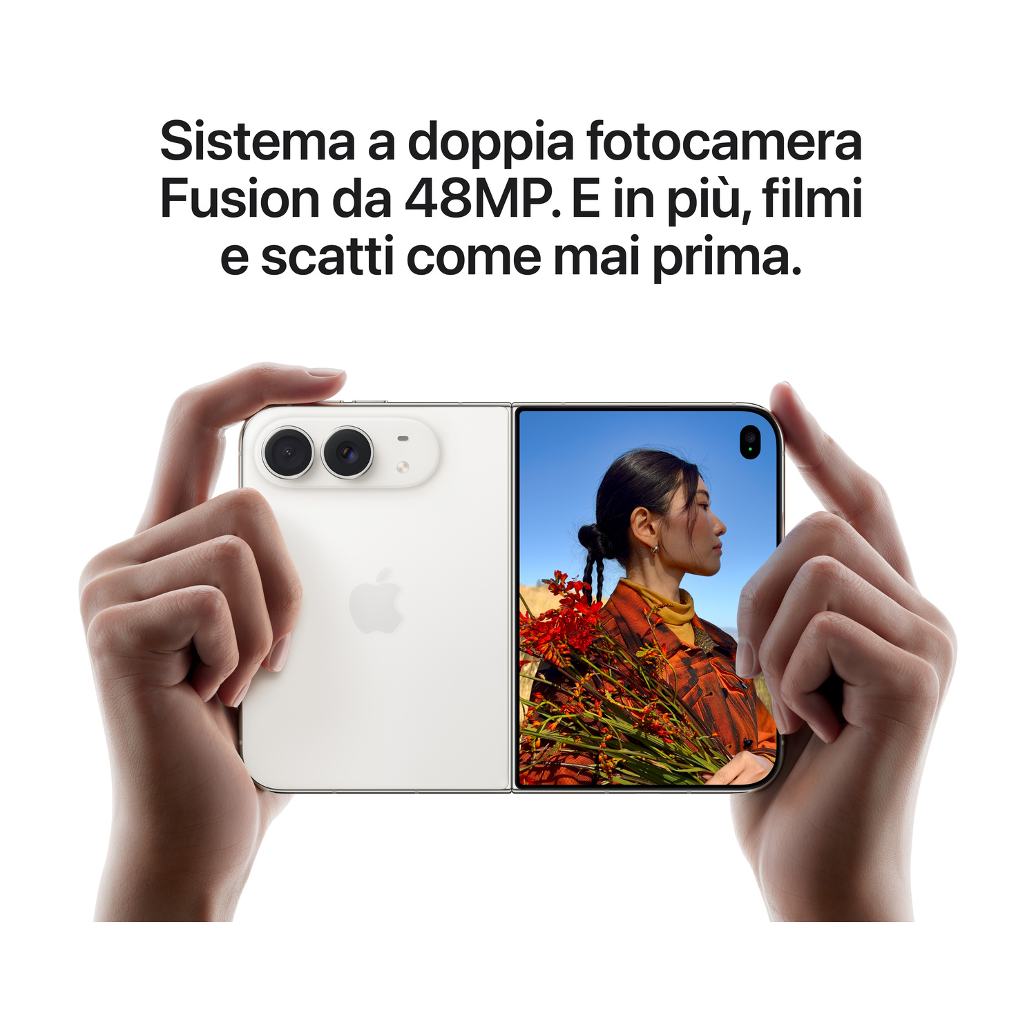 Mani che reggono uno smartphone pieghevole bianco con doppia fotocamera e schermo con una donna e fiori.