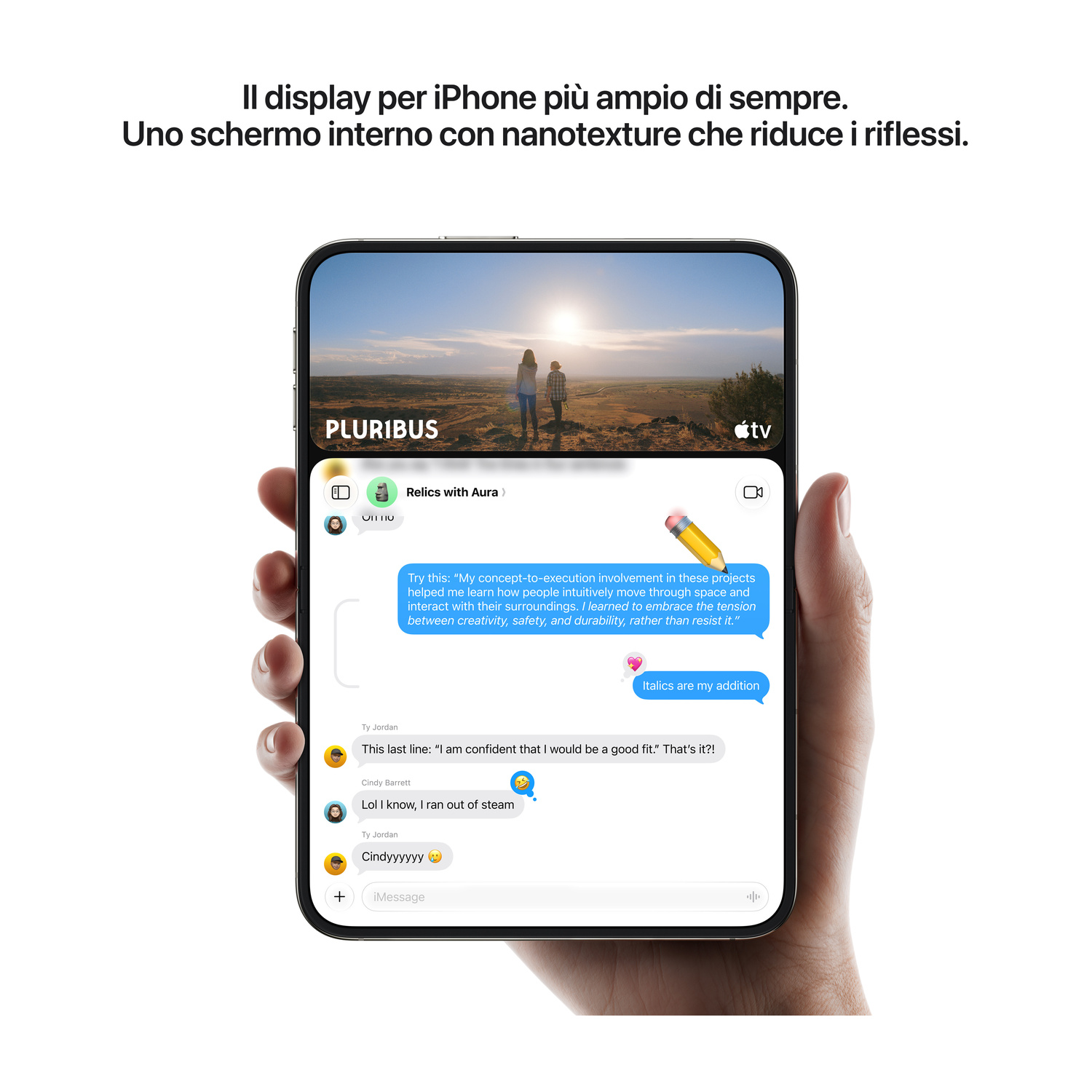 Una mano regge uno smartphone grande che mostra un video e un'app di messaggistica.