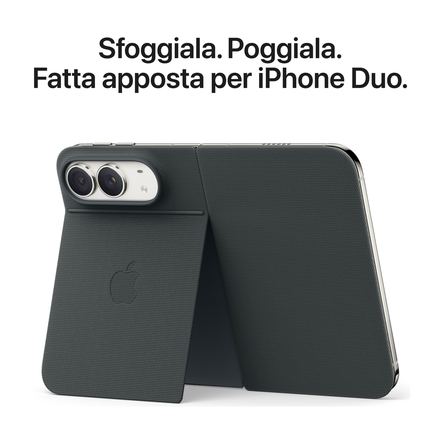 Uno smartphone pieghevole in custodia di tessuto scuro con supporto integrato e doppia fotocamera su sfondo bianco.
