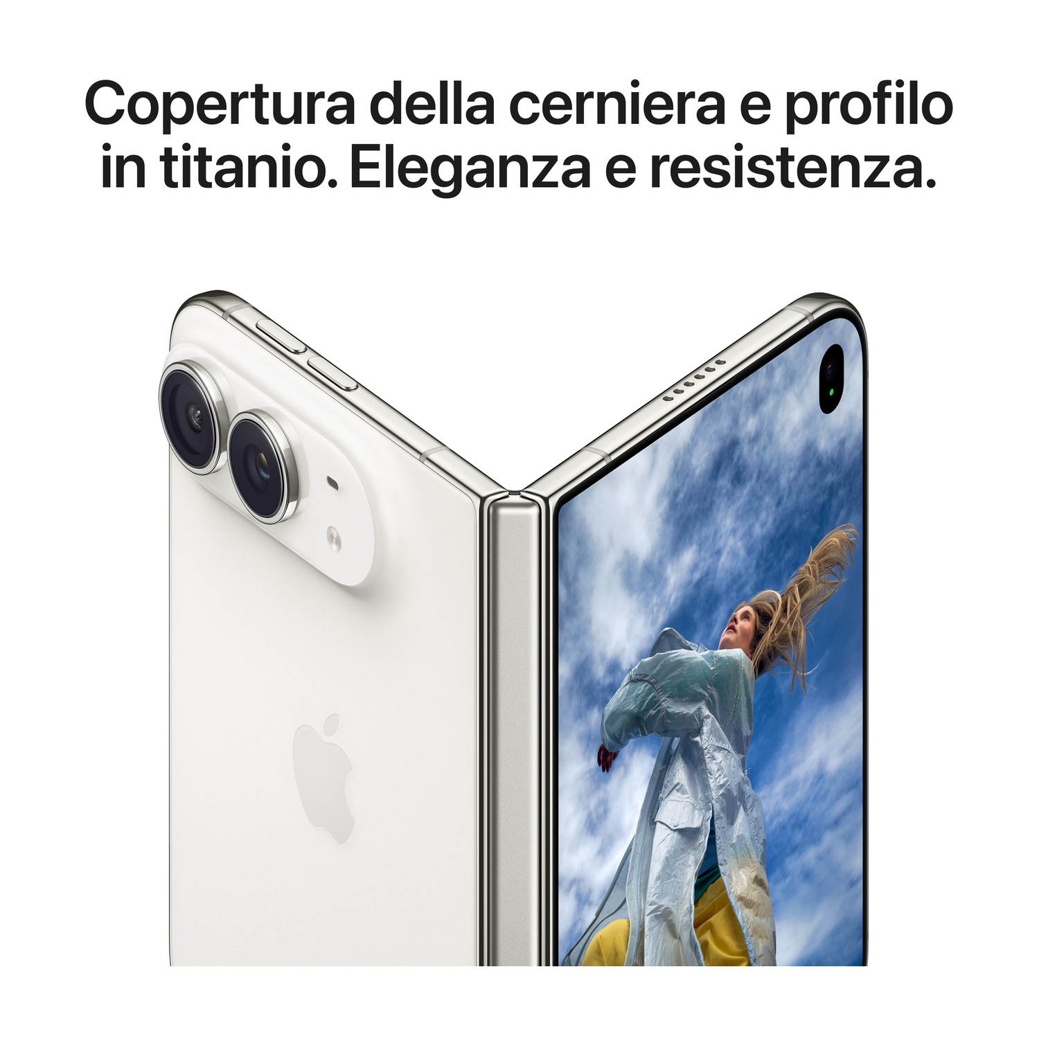 Uno smartphone bianco pieghevole con cerniera in titanio e due fotocamere, con testo promozionale in alto.