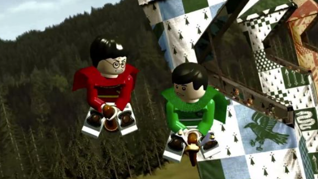 Lego-Figuren fliegen auf Besen vor einer Waldkulisse und großen bunten Bannern.