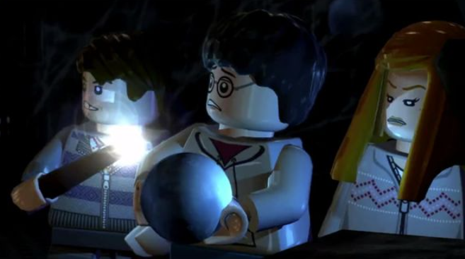 Drei Lego-Figuren in einer dunklen Szene, eine hält eine glühende Kugel.