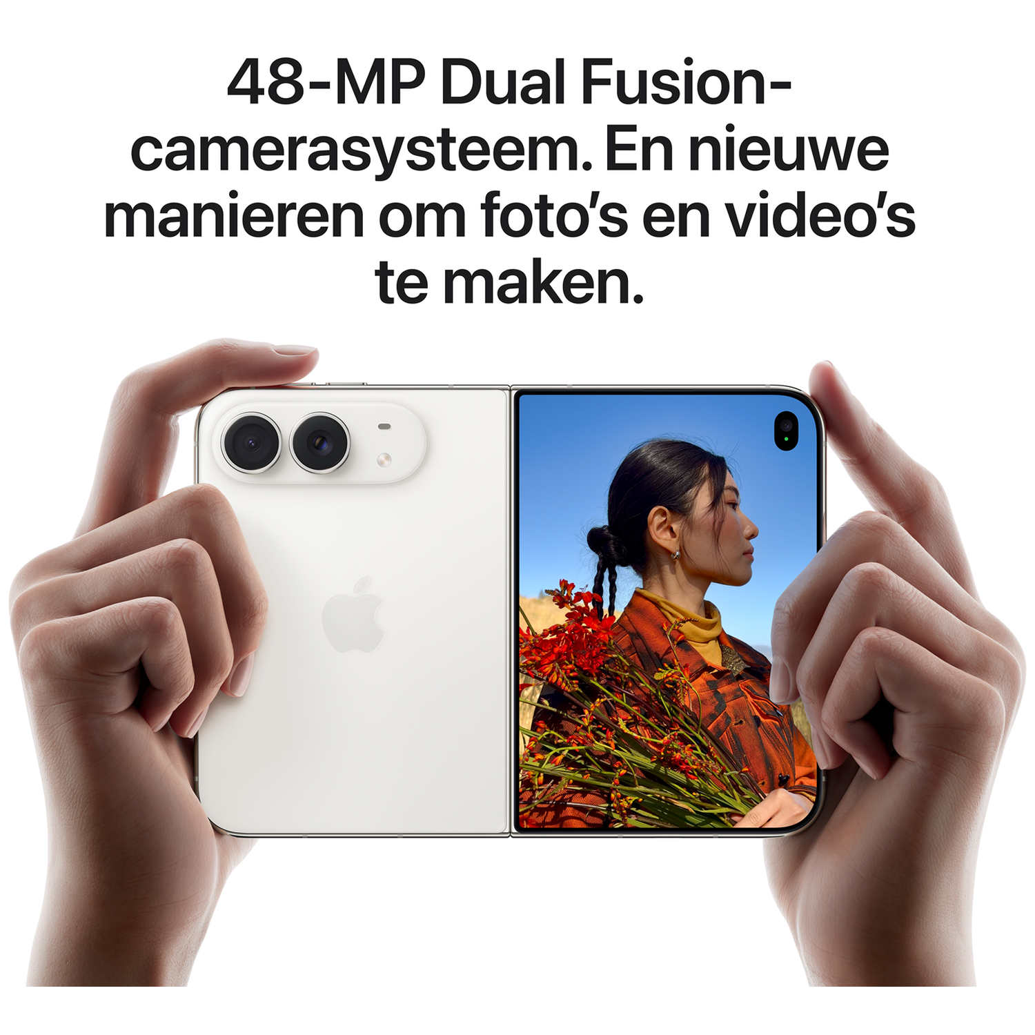 Handen houden een opvouwbare iPhone vast met dubbele camera aan de achterkant en een kleurendisplay.