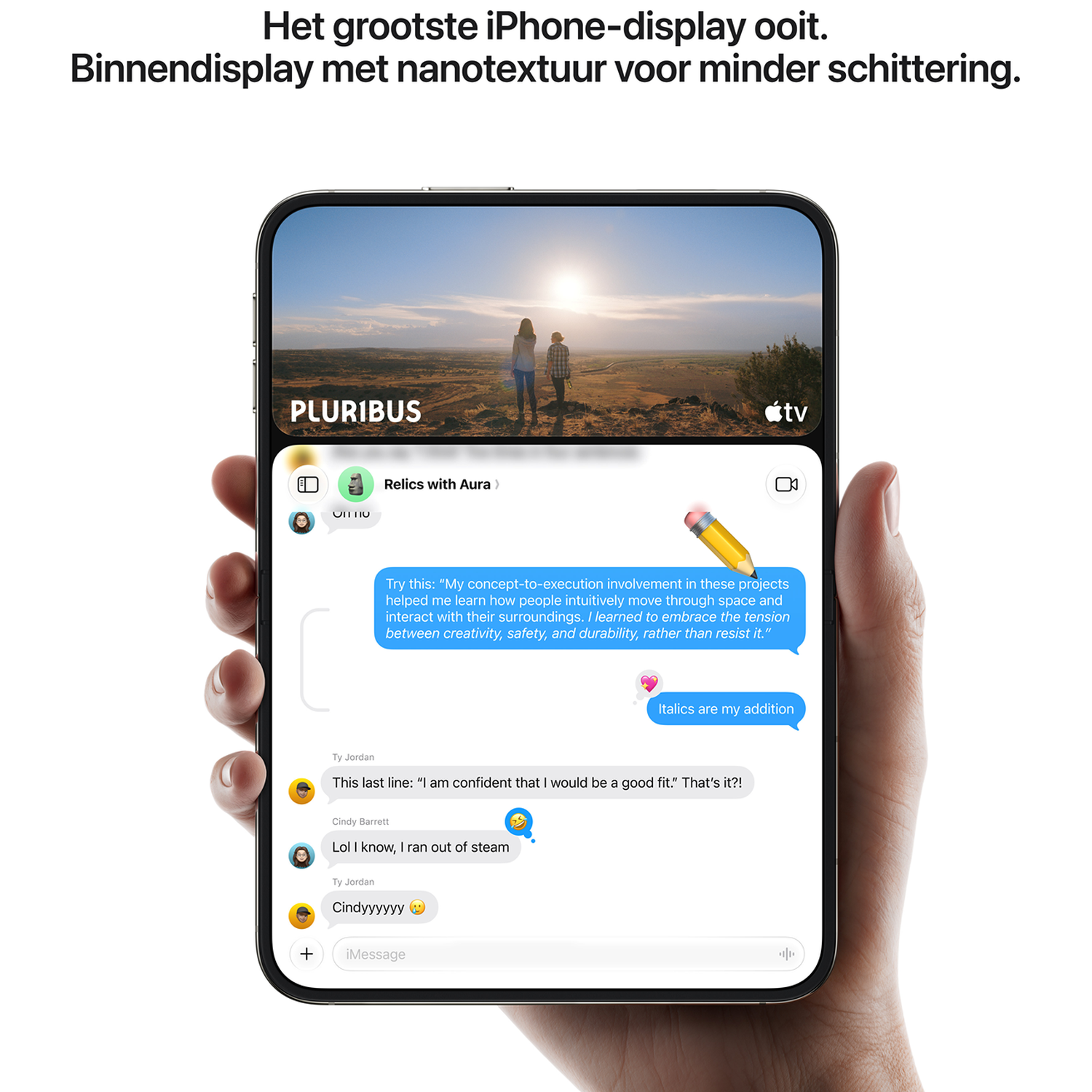 Een hand houdt een grote smartphone vast met een video- en berichtapp op het scherm.