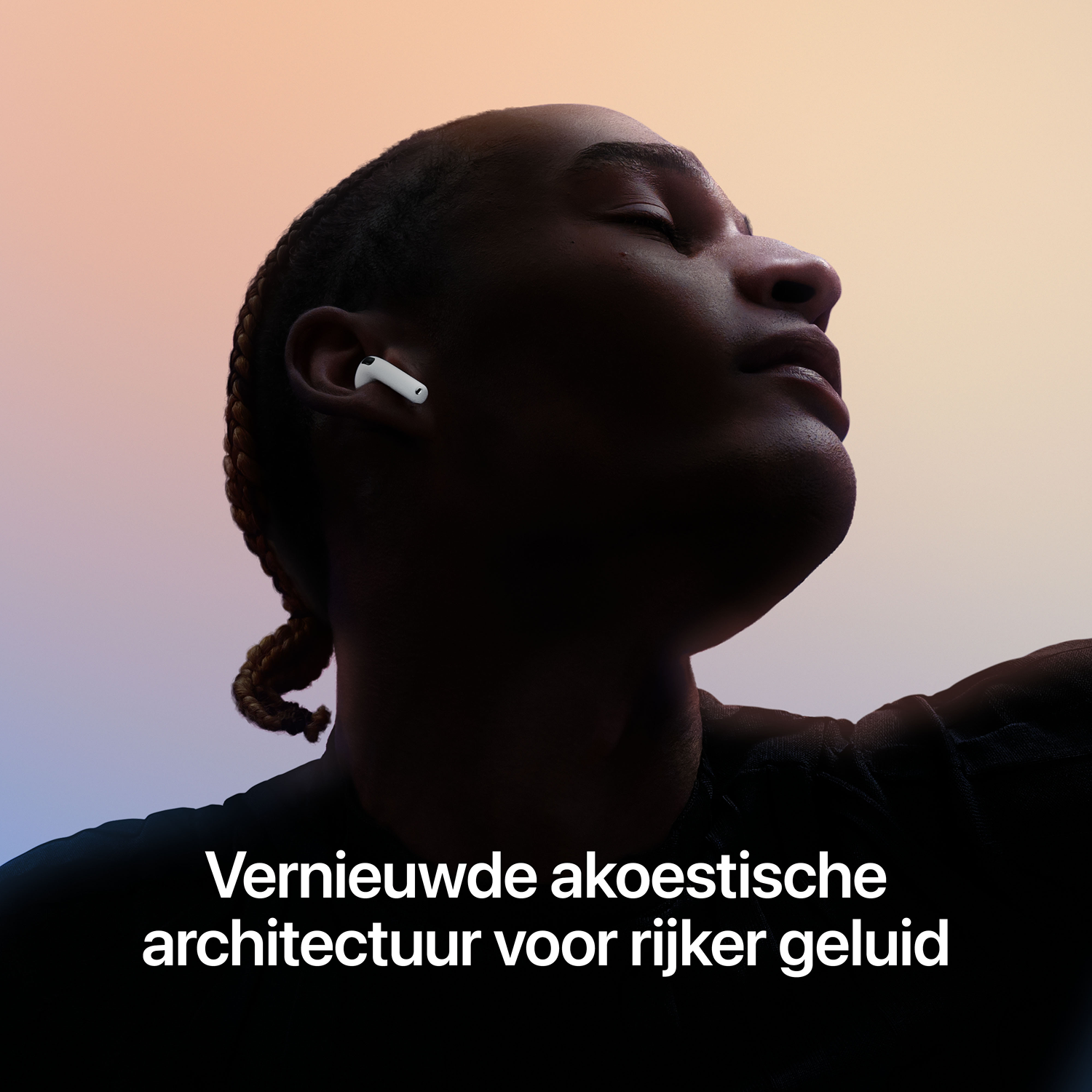 Profiel van een persoon met gesloten ogen, dragend een witte oordop tegen een warme achtergrond.