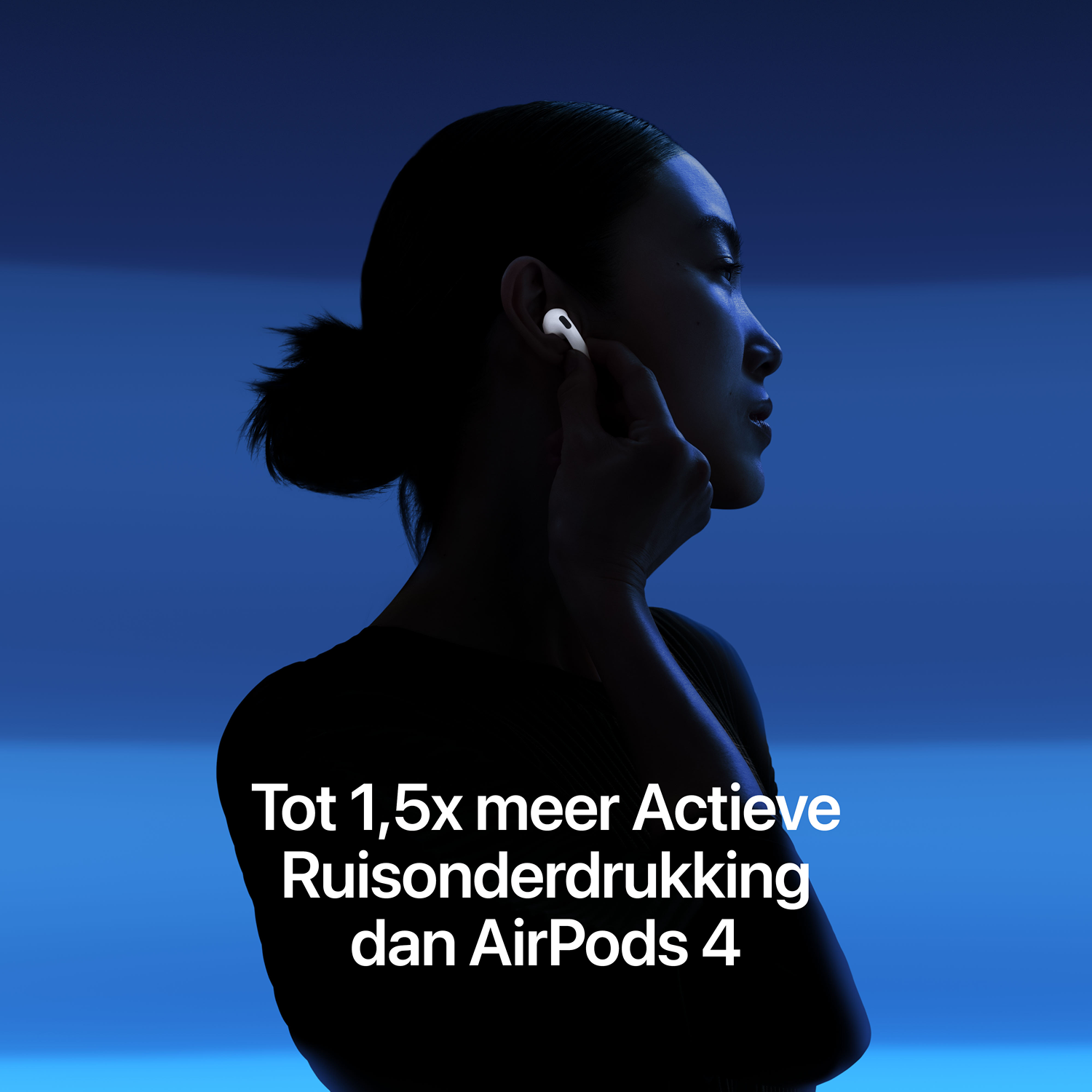 Een vrouw in blauw licht draagt AirPods met Nederlandse tekst.
