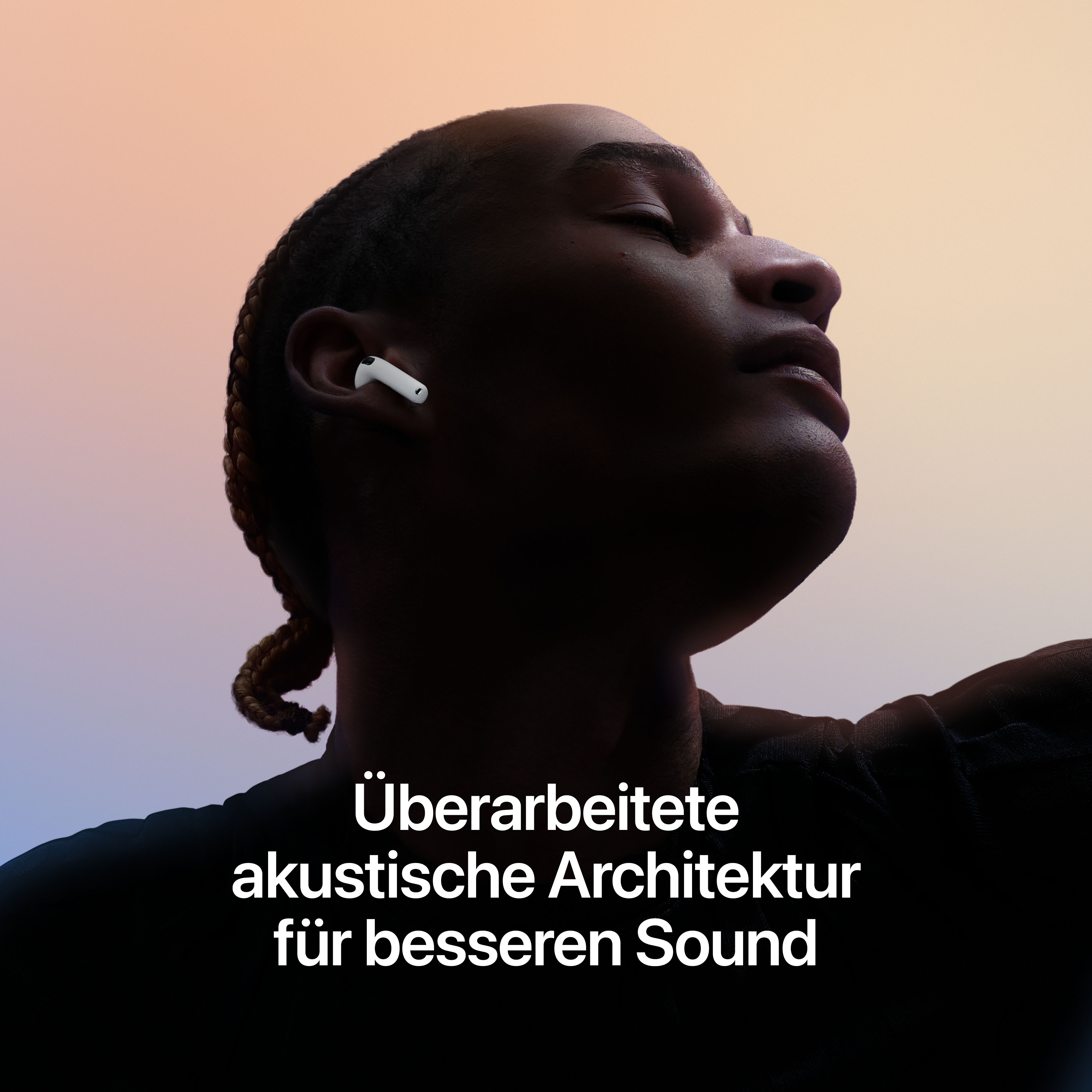 Eine Person mit geflochtenen Haaren trägt weiße In-Ear-Kopfhörer vor einem warmen Hintergrund mit deutschem Text.