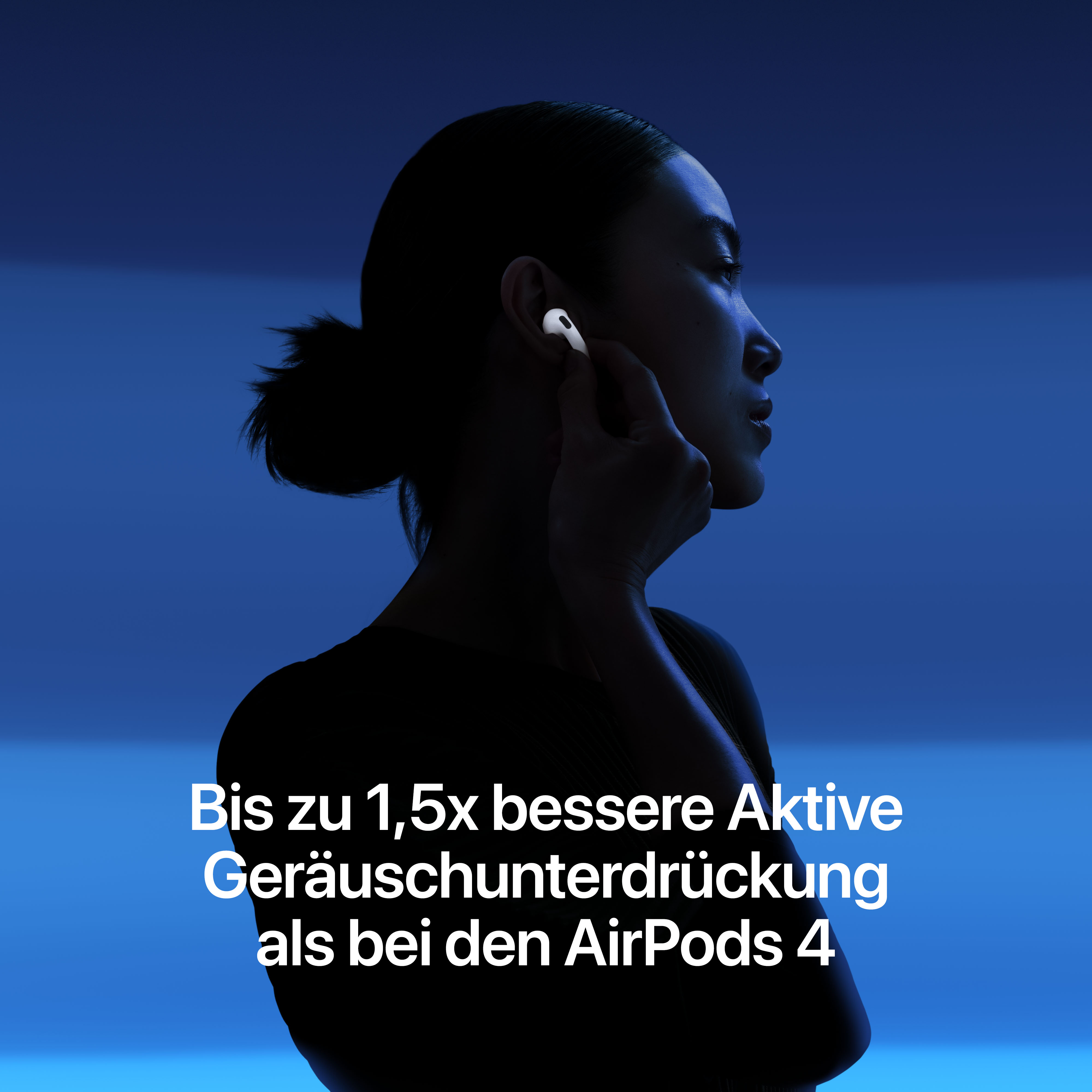 Eine Frau mit hellerem In-Ear-Kopfhörer im Ohr vor blauem Hintergrund und Text über Geräuschunterdrückung.
