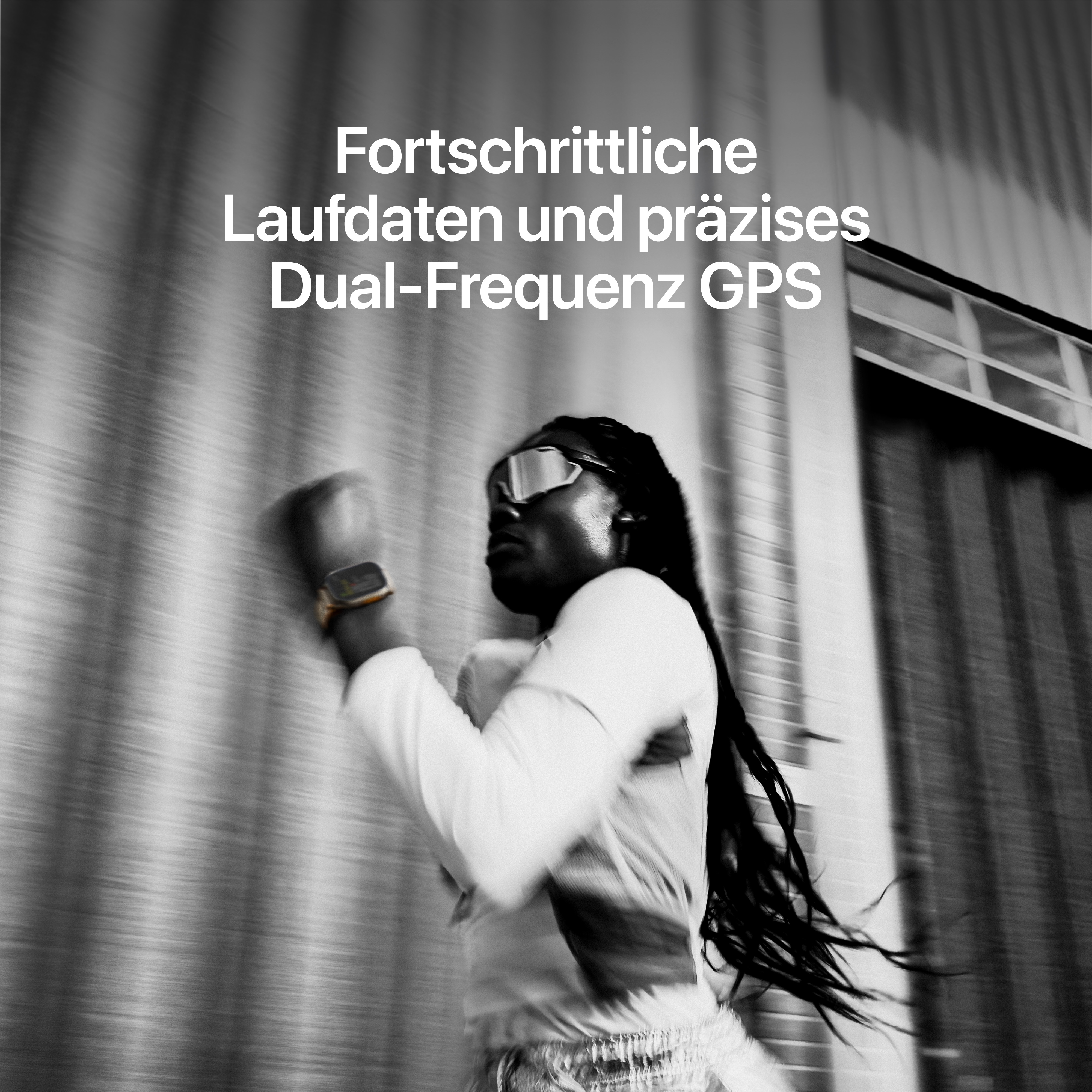 Eine Person mit Brille und Smartwatch läuft in Schwarz-Weiß mit Text im oberen Bereich.