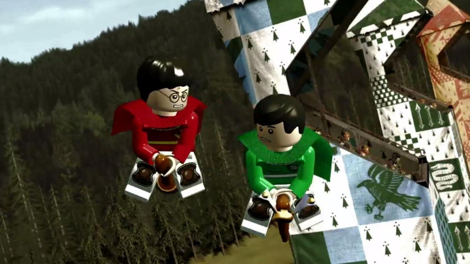 Lego-Figuren fliegen auf Besen vor Wald und bunten Bannern.