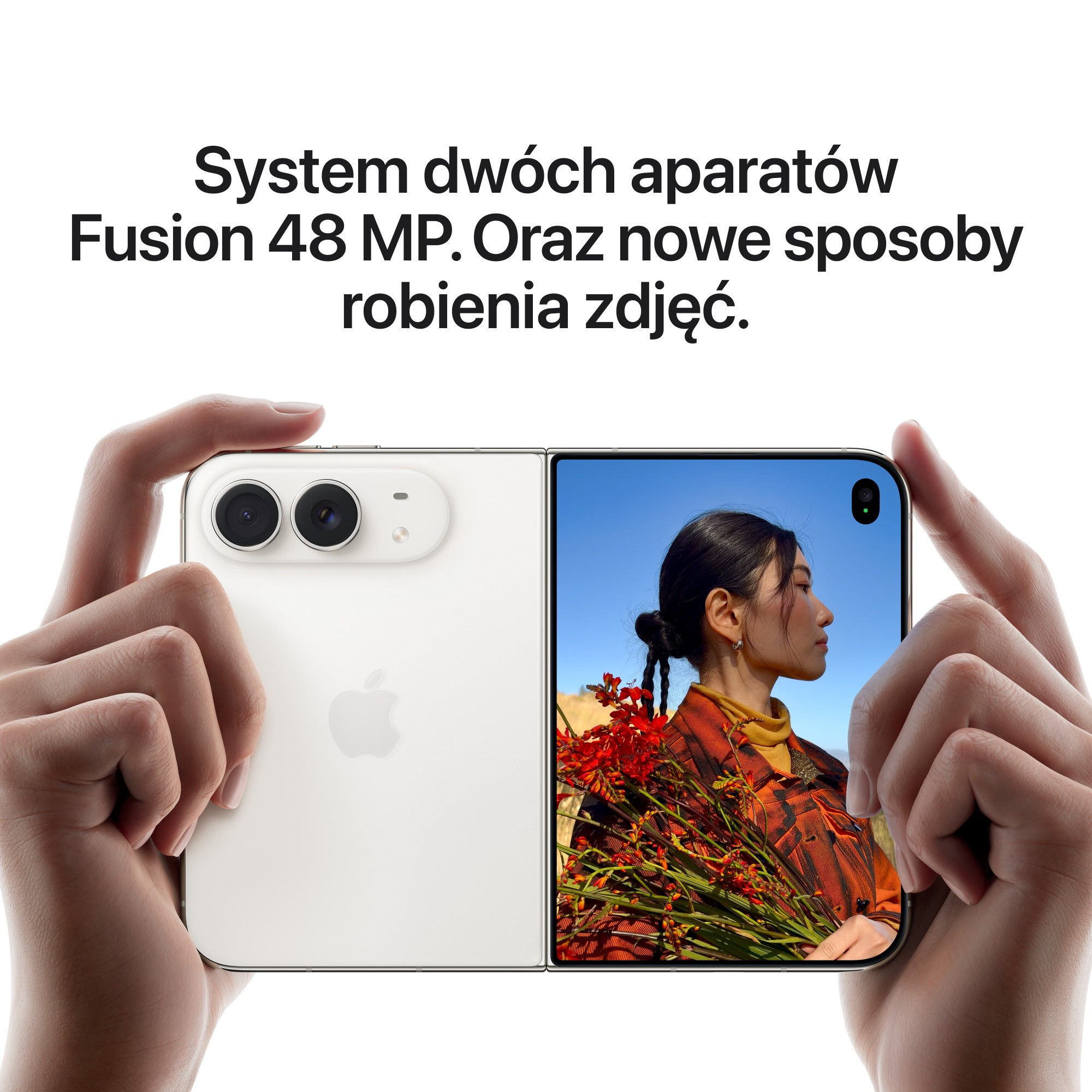 Składany smartfon w dłoniach wyświetla kobietę z czerwonymi kwiatami na ekranie.