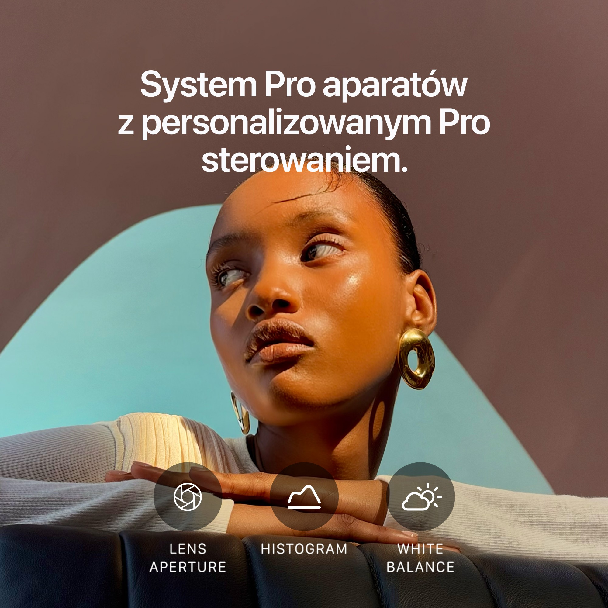 Kobieta pozuje w złotych kolczykach na kolorowym tle, z ikonami sterowania aparatu na dole.