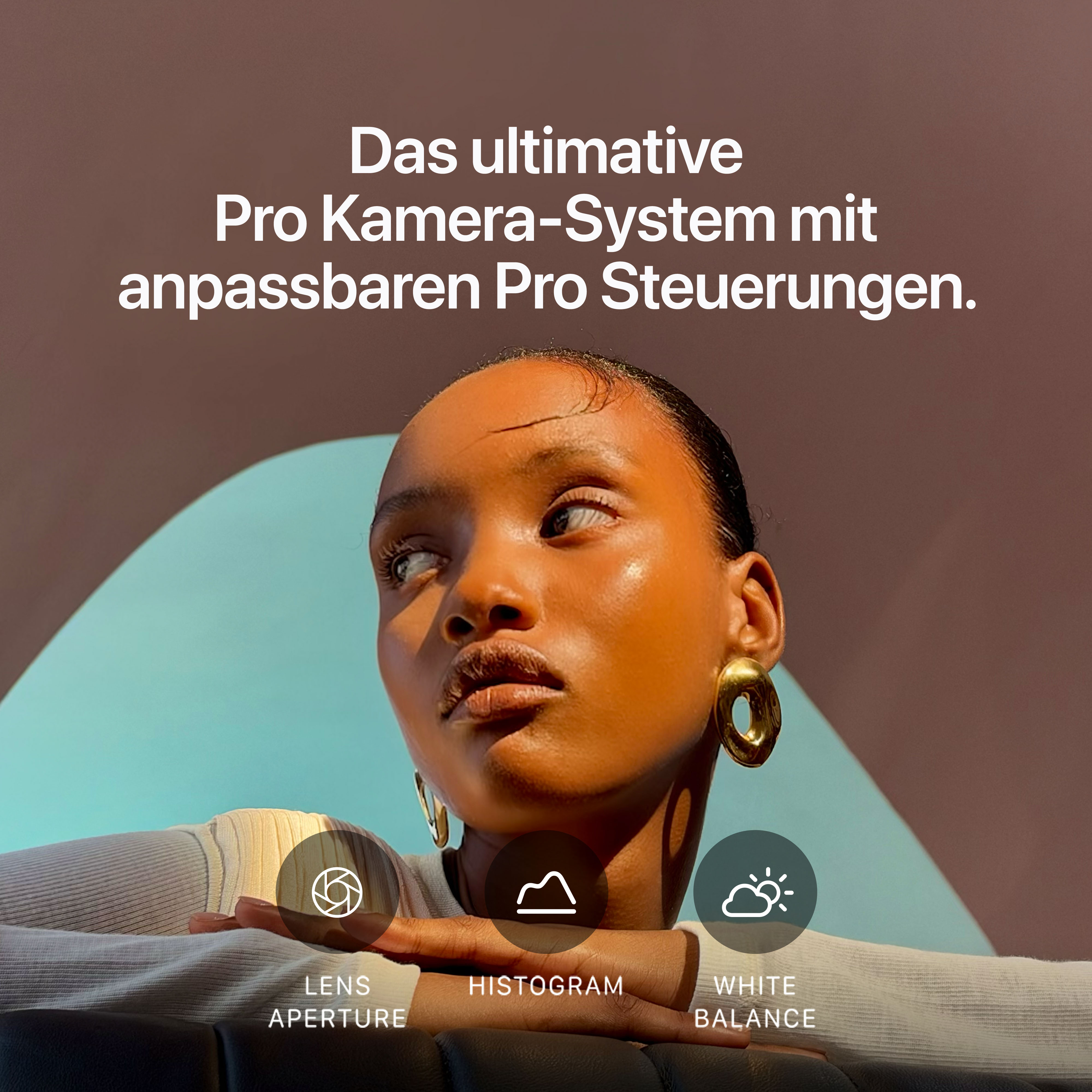 Eine Frau blickt vor einem türkis-braunen Hintergrund nach oben, unten deutscher Text und drei Kamerasteuerungssymbole.