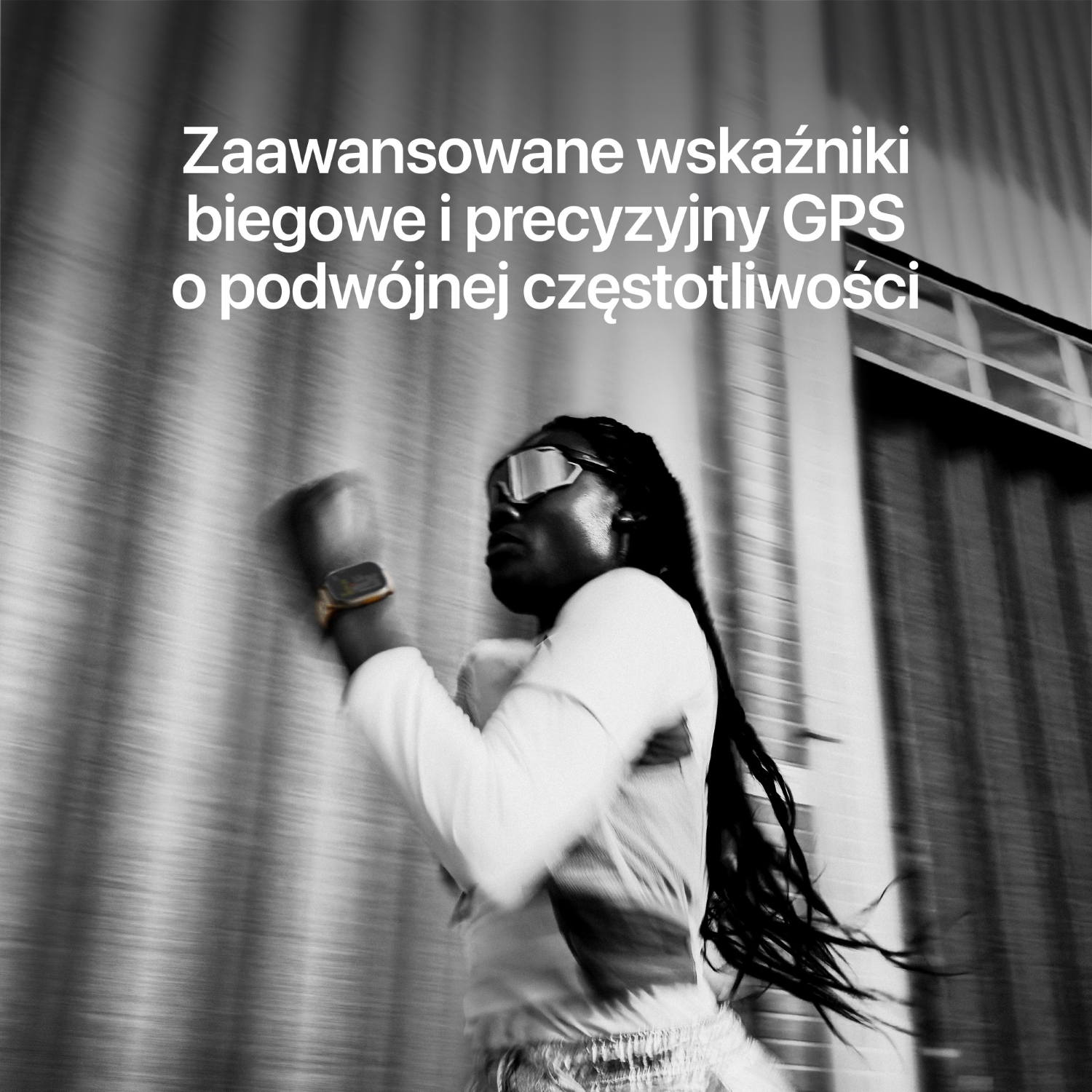 Biegaczka w ruchu ze smartwatchem, okularami przeciwsłonecznymi i warkoczami, na fakturowanym tle z tekstem.
