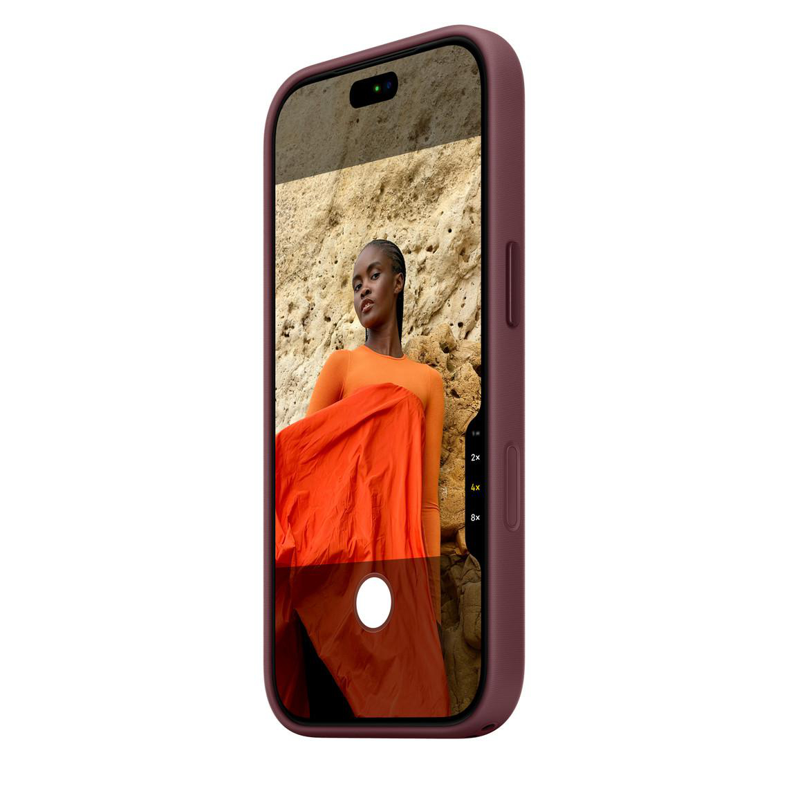 Ein dunkelrotes Smartphone zeigt ein Foto einer Frau vor einer Felswand auf dem Display.
