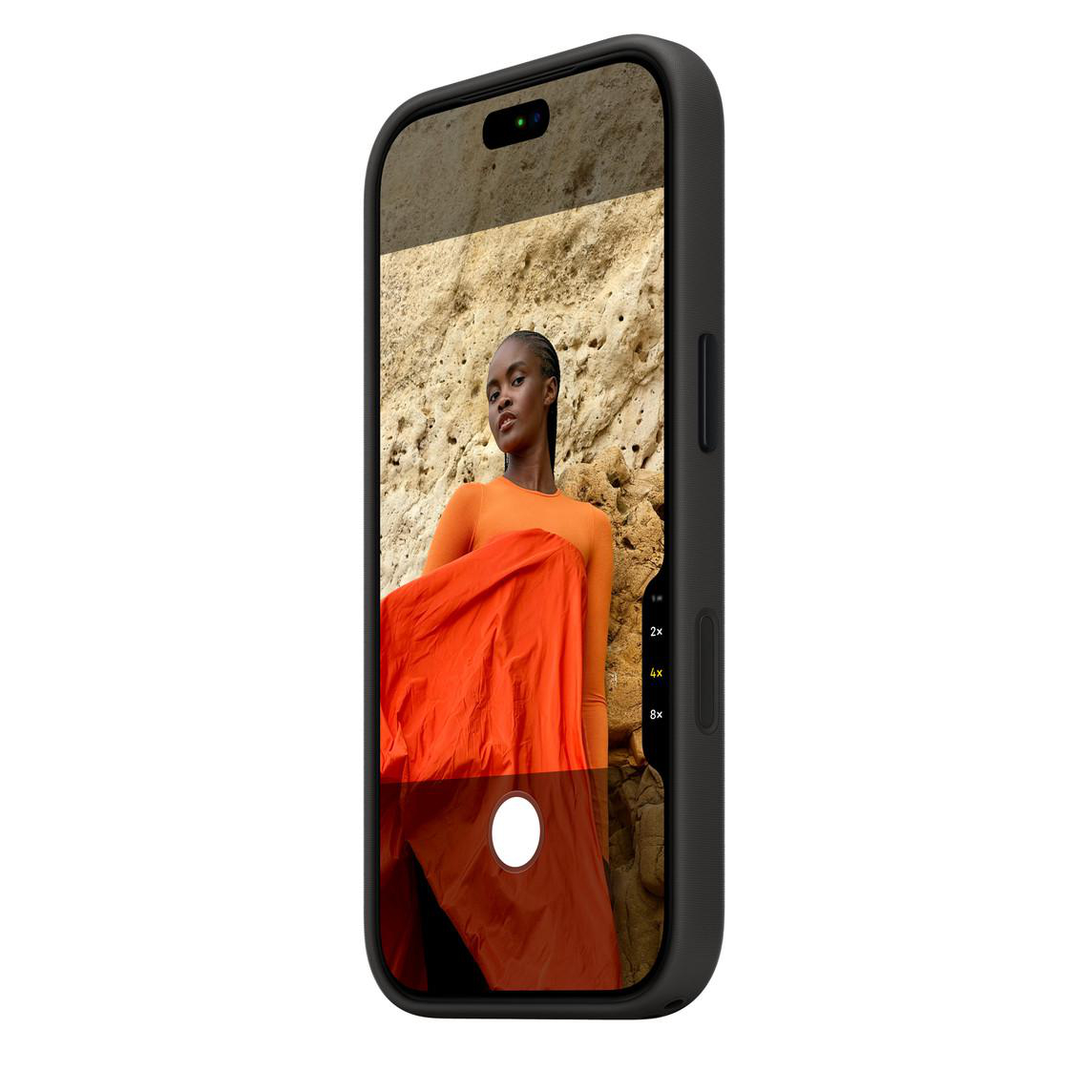 Ein Smartphone mit schwarzem Etui zeigt auf dem Bildschirm ein Foto einer Frau vor einer Sandsteinwand.