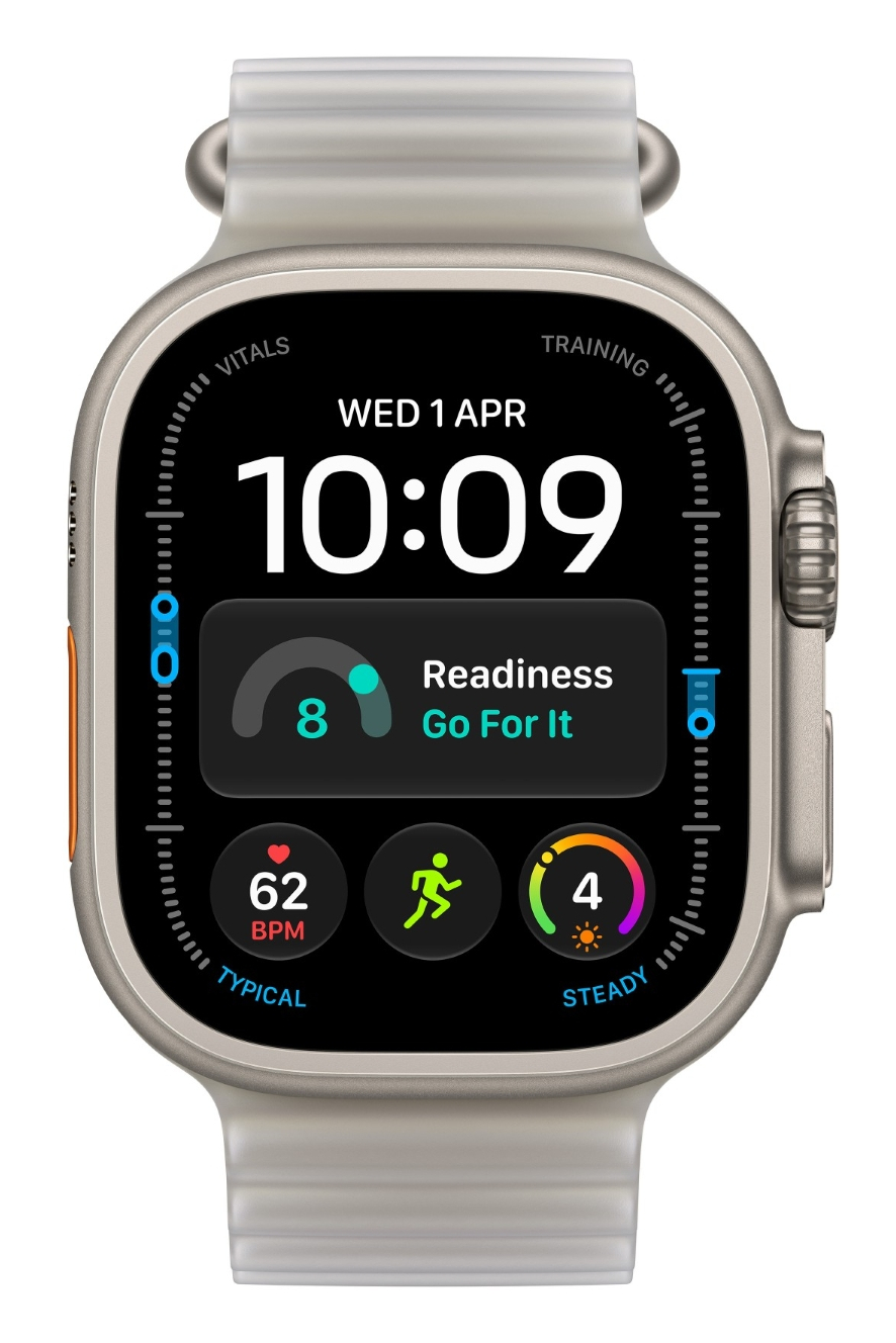Smartwatch z tytanową kopertą i jasnoszarym paskiem wyświetla godzinę, wynik gotowości i parametry treningowe.